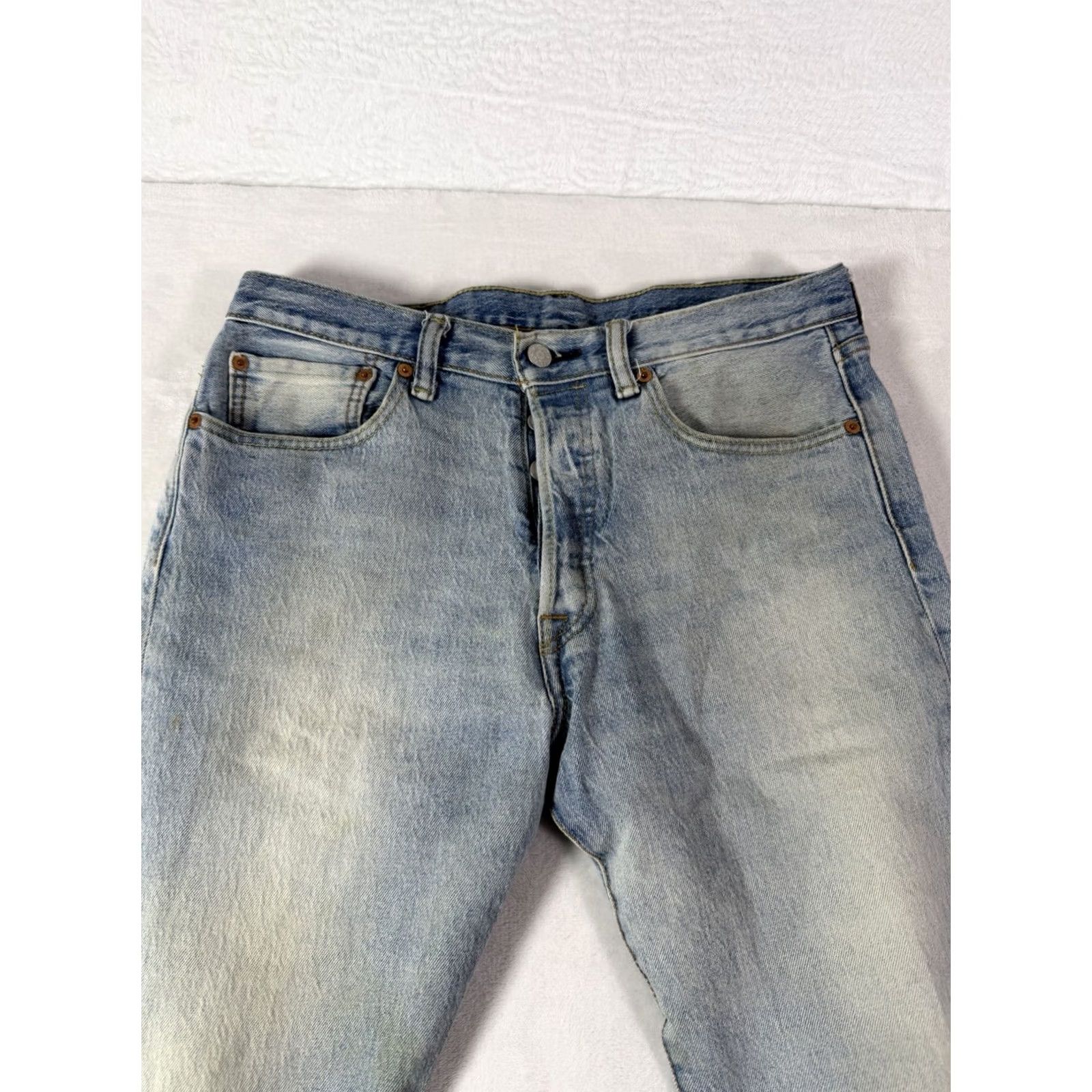 Levi's Levi's 501 Jeans Men's Size 31x32 Straight Leg Light Wash Denim Blue Regular Waist 31 Inseam 32 CT Size US 31 - 2 Thumbnail