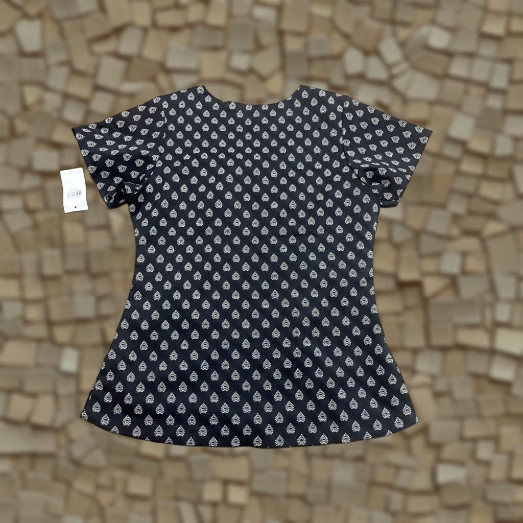 Vera Bradley Vera Bradley Scrub Top Women XS Black White V-Neck Allover Print NWT Size 26" / US 2 / IT 38 - 1 Thumbnail