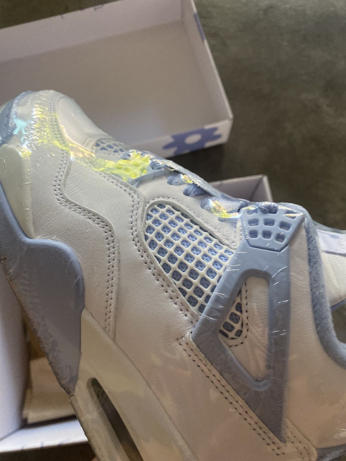 Jordan Brand 8W Jordan 4 Forget Me Not Size US 8 / EU 41 - 11 Thumbnail