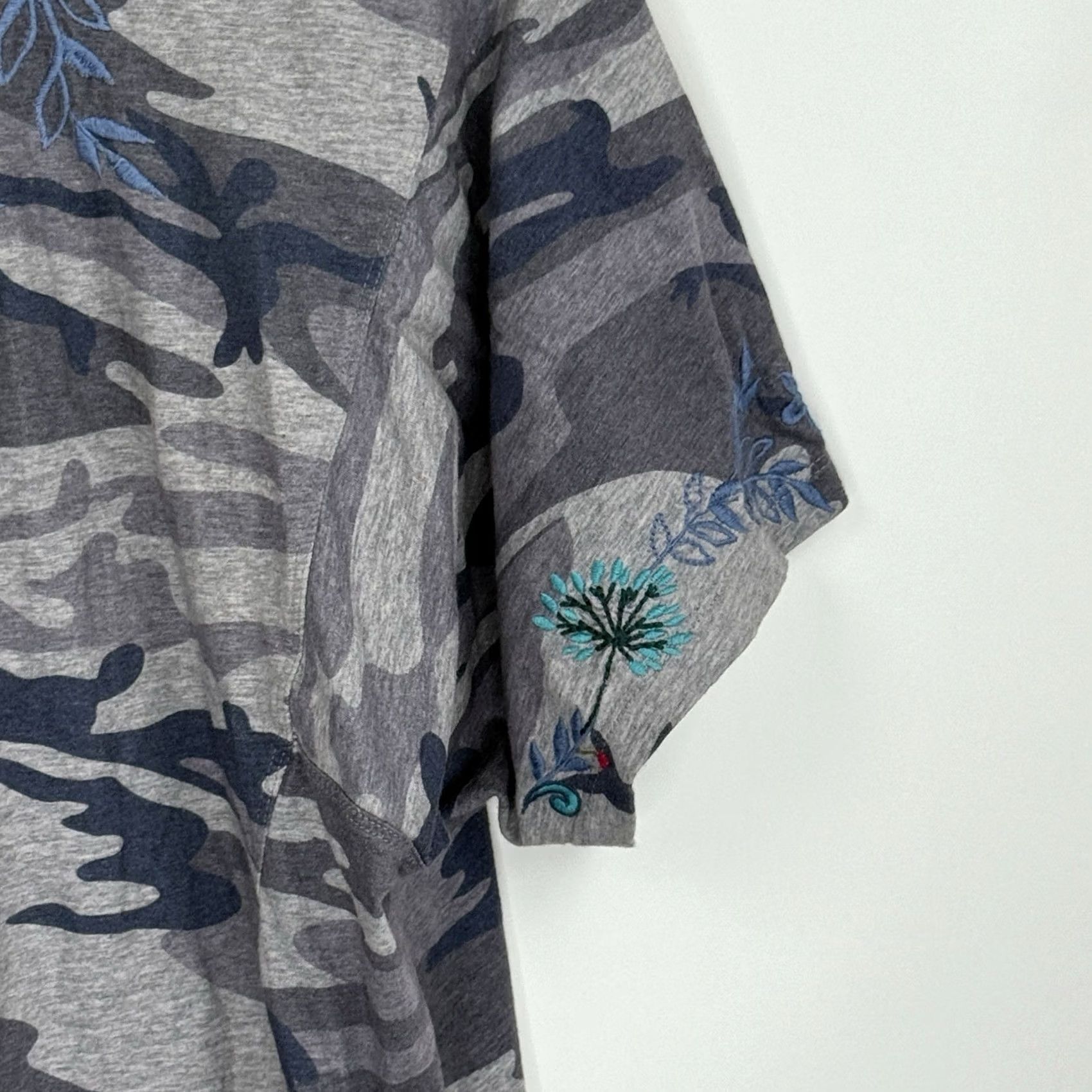 Johnny Was Johnny Was Top Medium Camo Short Sleeve V Neck Embroidered Boho Festival Shirt Womens M Gray混 Size M / US 6-8 / IT 42-44 - 7 Thumbnail