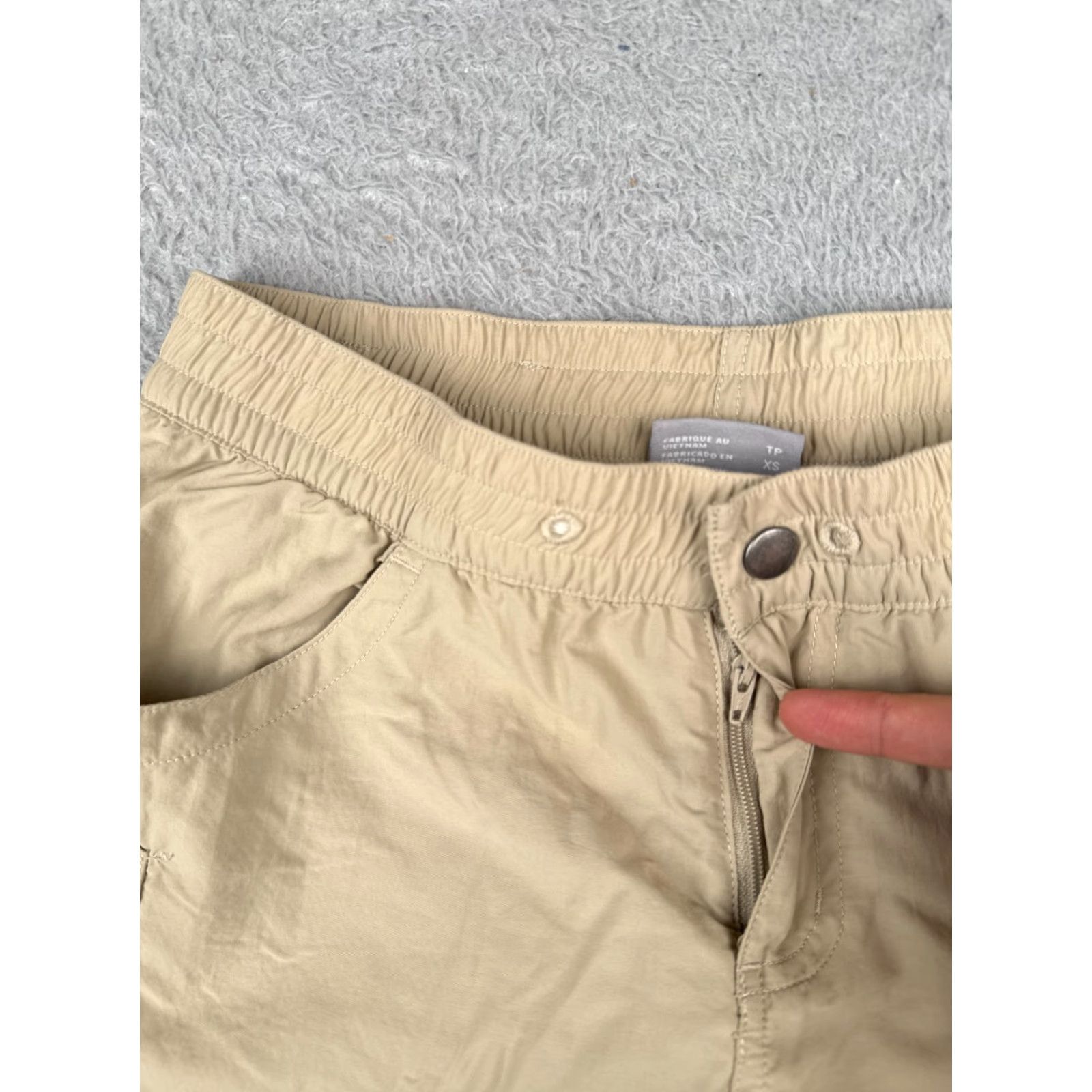 Vintage Columbia Women's Cargo Shorts XS Beige Nylon Elastic Waist Casual Activewear Travel Workwear 6 in Inseam Size 26" / US 2 / IT 38 - 6 Thumbnail