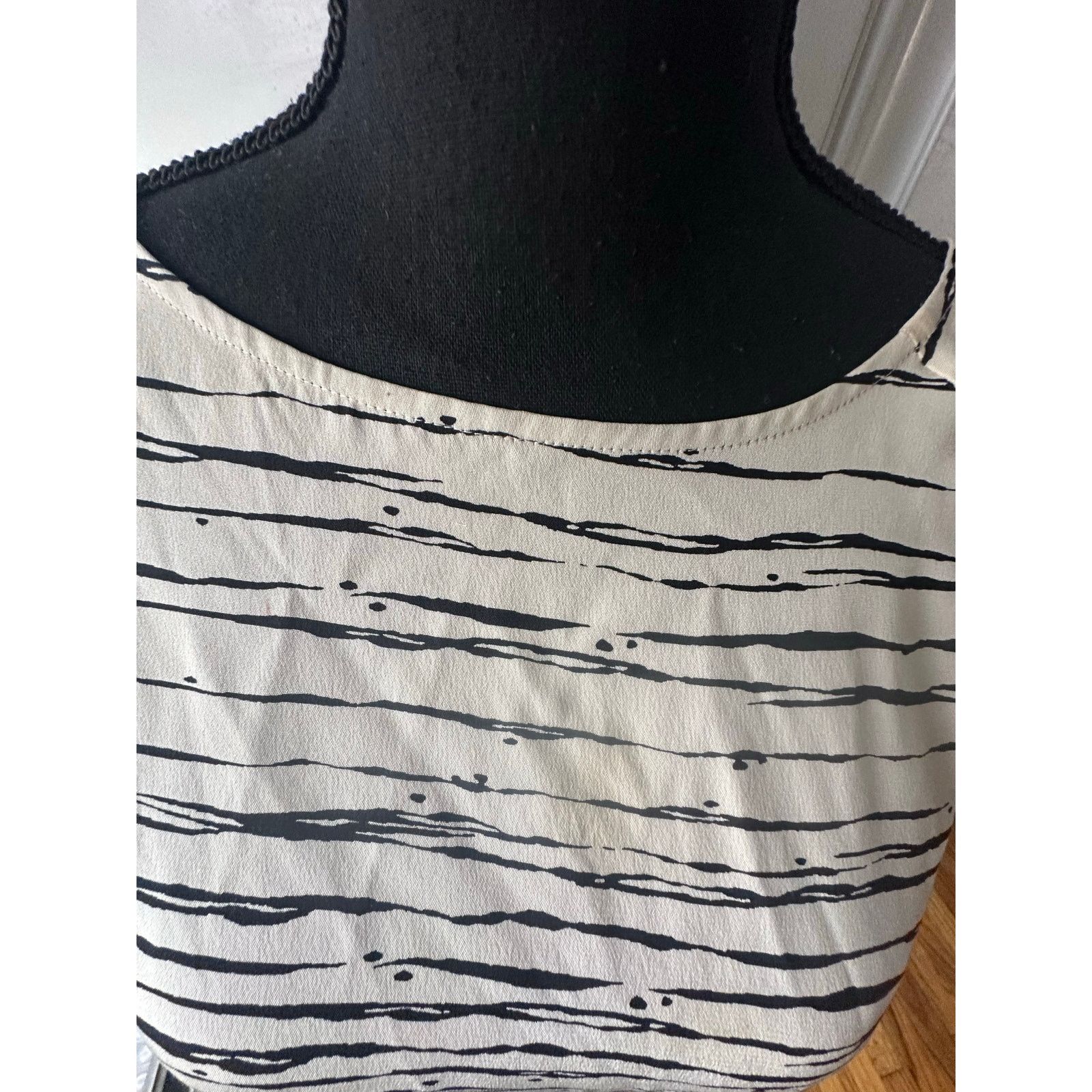 Vince Vince Black & Ivory Wavy Stripe Silk Blouse Size S Size S / US 4 / IT 40 - 2 Thumbnail