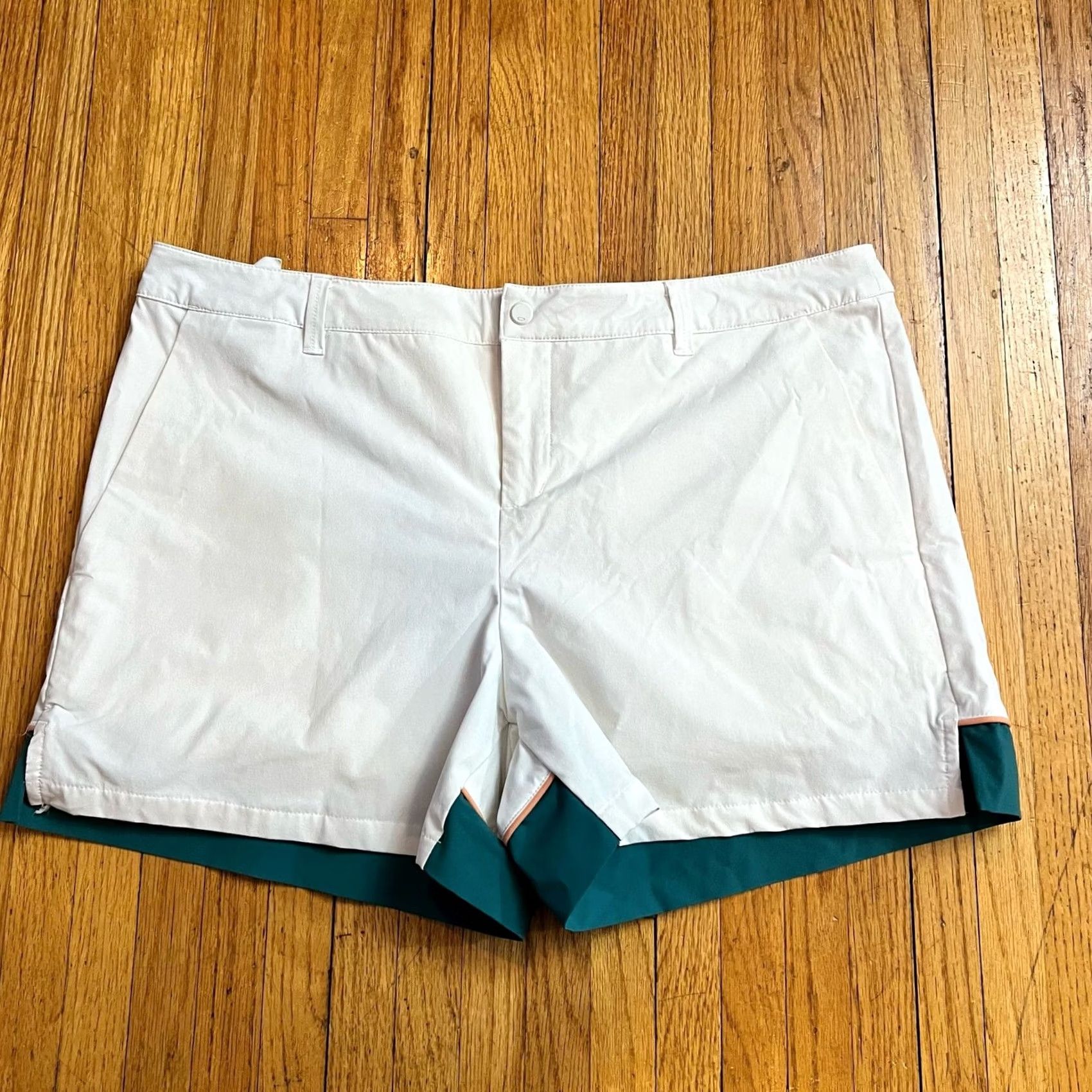 Oakley Oakley Golf Shorts Womens XL Performance Regular White Green Chino With Oakley Brand? Size 40" / US 18 - 2 Thumbnail