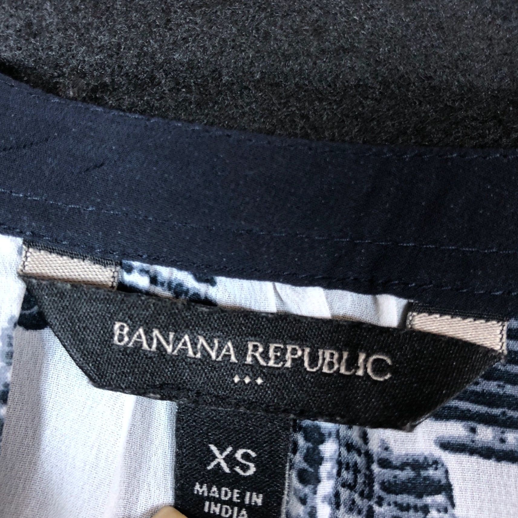 Banana Republic Banana Republic Blouse White Navy V Neck Sheer Button Down XS Womens Shirt Short Sleeve Chiffon Size XS / US 0-2 / IT 36-38 - 6 Thumbnail