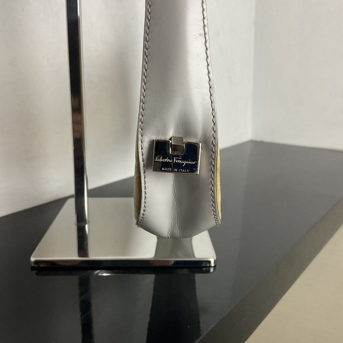Salvatore Ferragamo Salvatore Ferragamo White Gancini Leather Shoulder Bag Size ONE SIZE - 3 Thumbnail