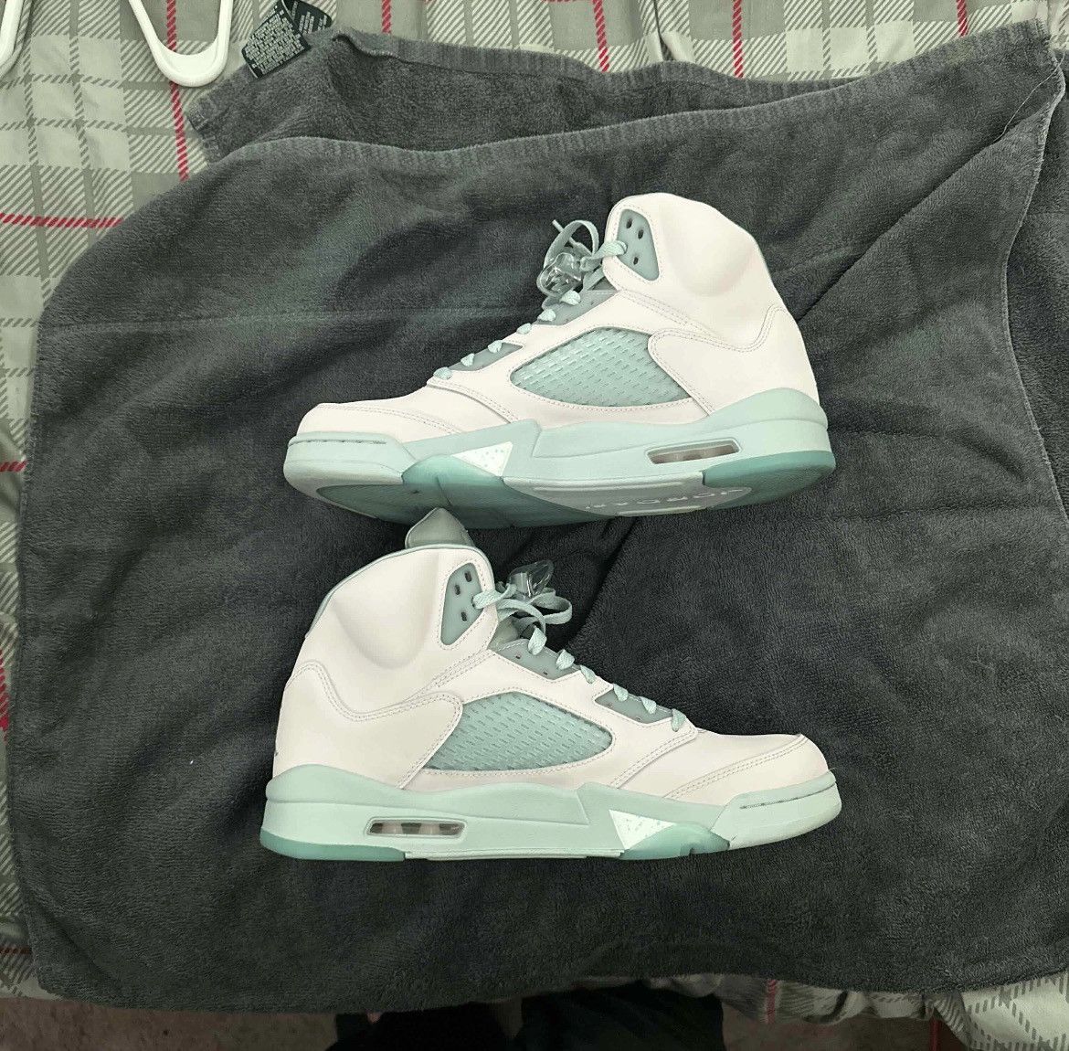 Jordan Brand Air Jordan 5 Retro SE “Easter” Size US 12 / EU 45 - 2 Thumbnail