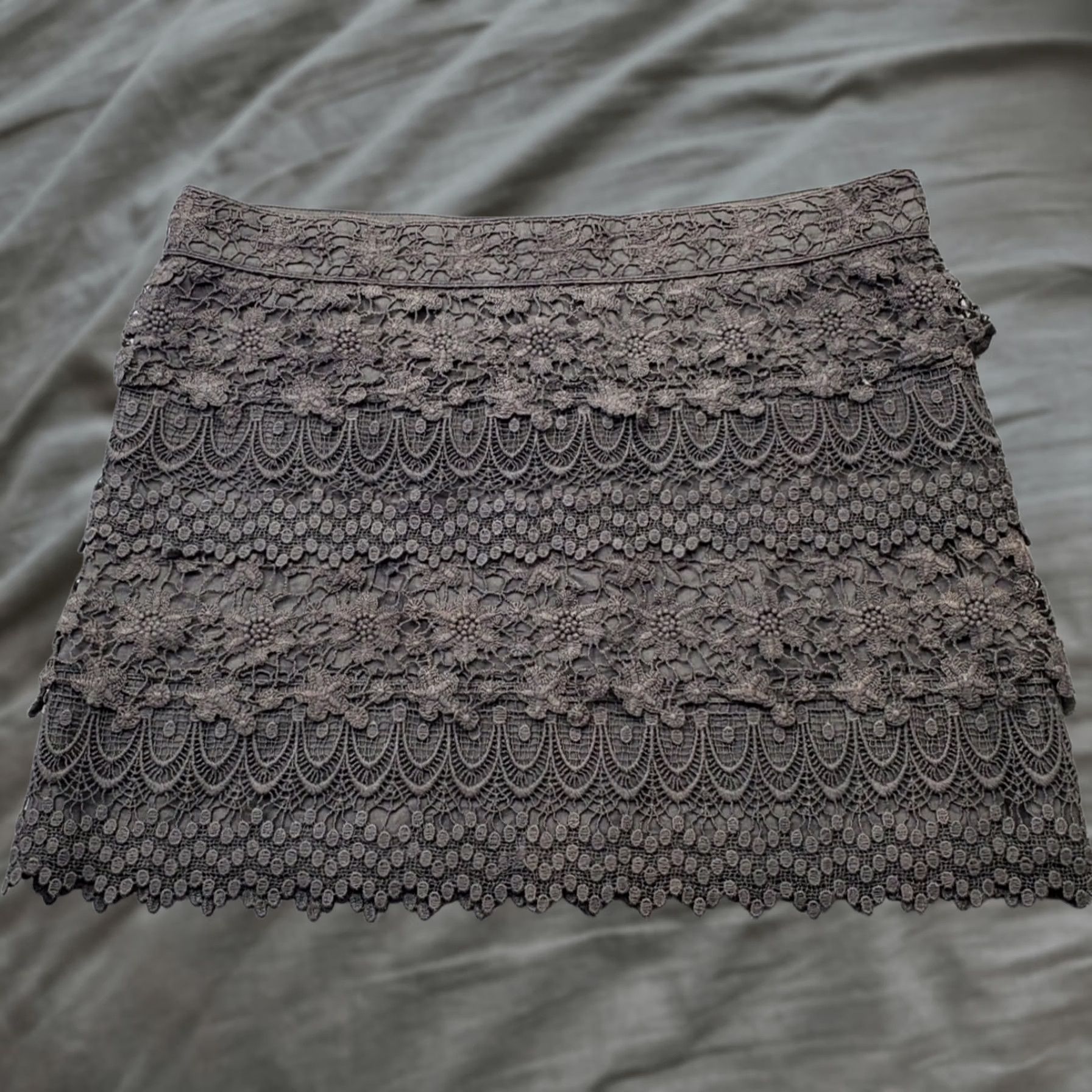 American Eagle Outfitters American Eagle Outfitters Skirt Womens 10 Gray Mini Floral Lace Lined Back Zip Size 32" / US 10 / IT 46 - 1 Thumbnail