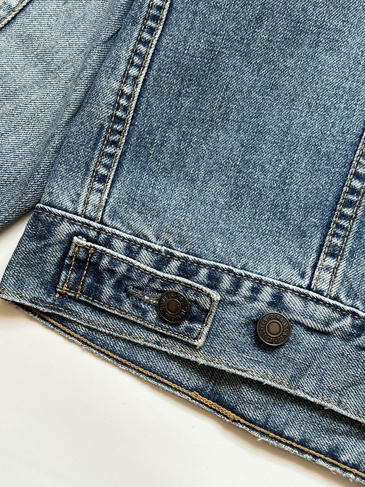 Levi's Vintage Clothing Vintage 1997 Levi's 70500 Japanese Distressed Denim Jacket Size US L / EU 52-54 / 3 - 11 Thumbnail