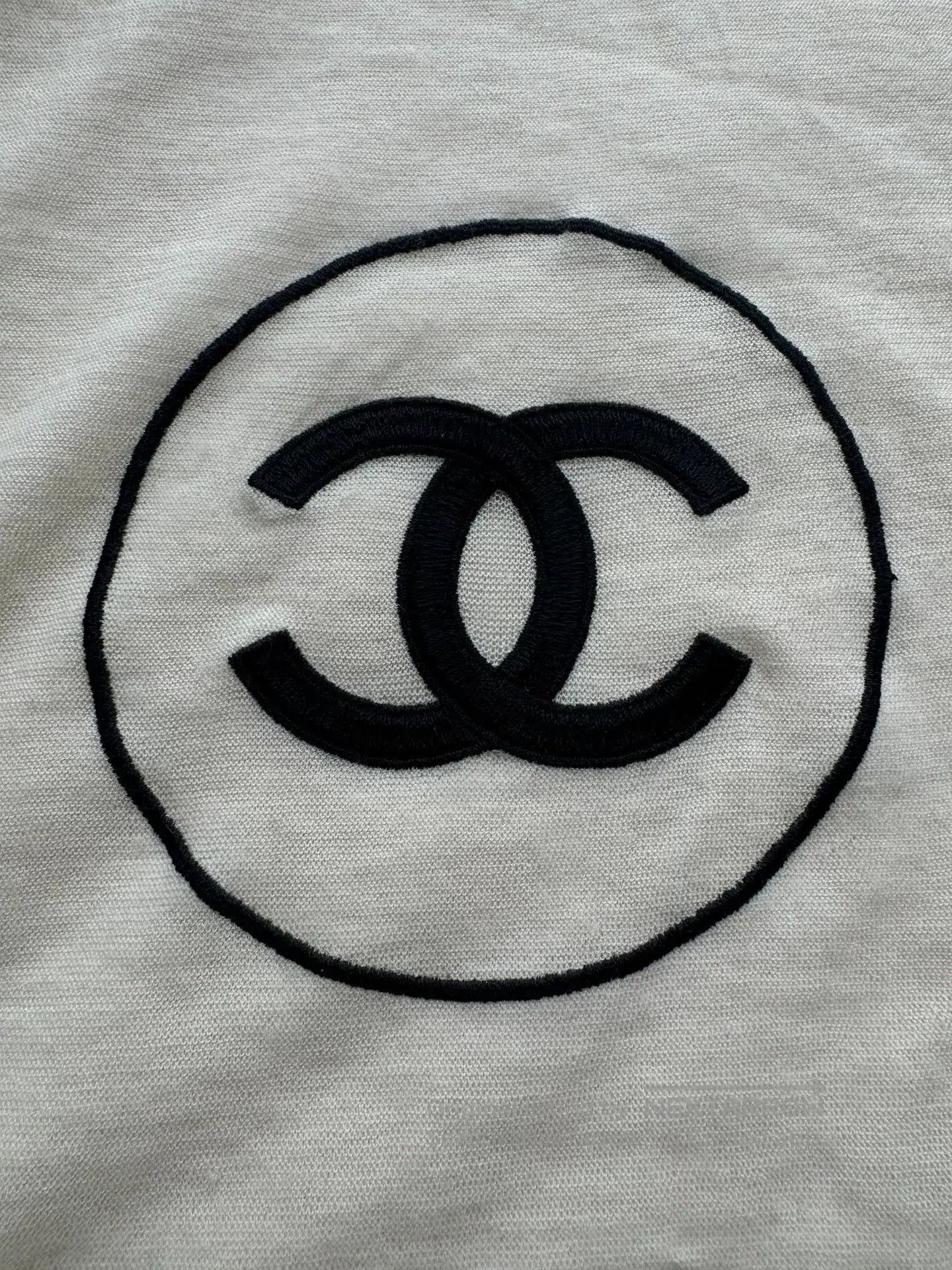 Chanel Chanel Beige Cashmere Oversized Shawl. Size ONE SIZE - 2 Thumbnail