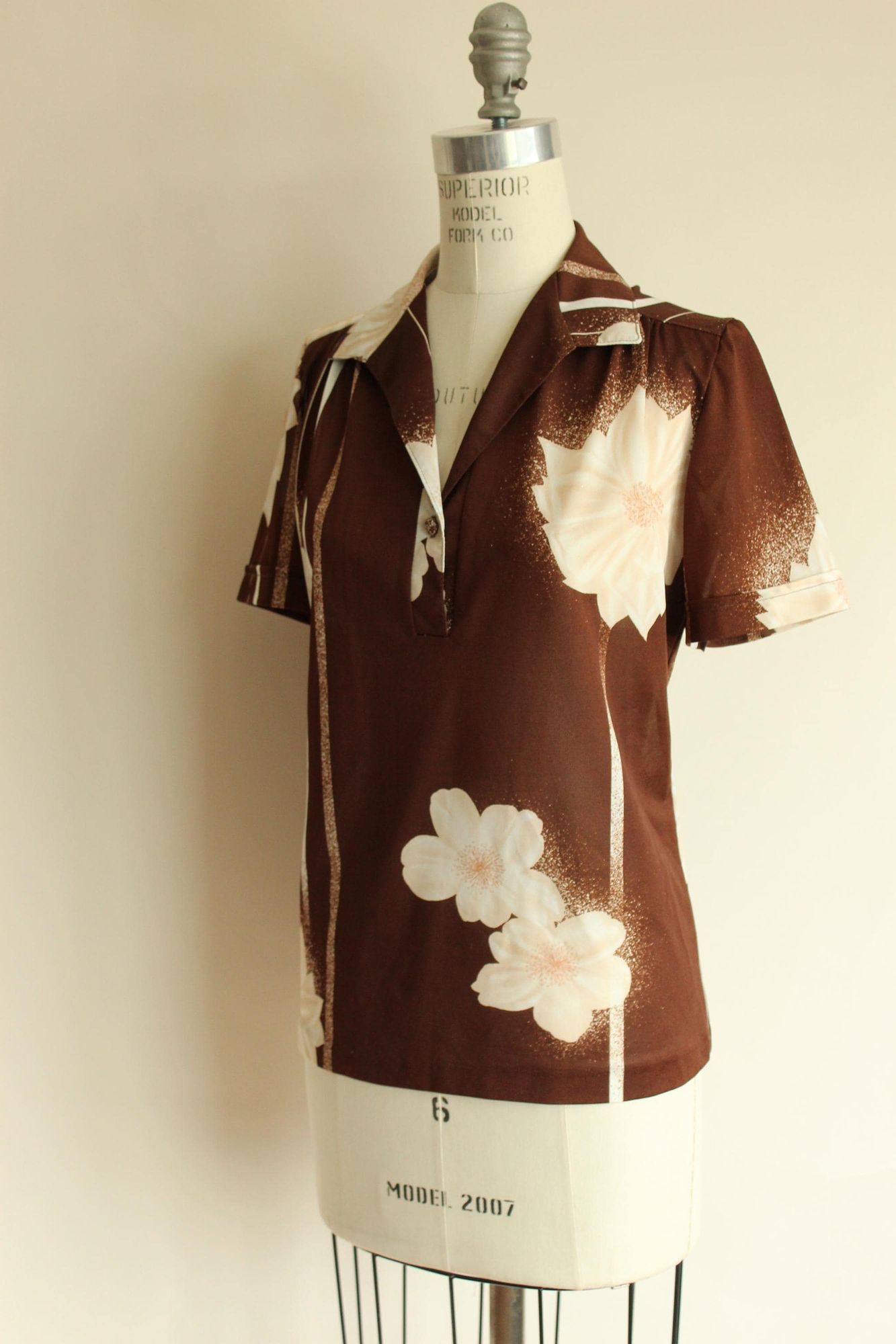 Vintage Vintage 1970s Blouse, Brown and White Floral Print Nylon Sho Size M / US 6-8 / IT 42-44 - 8 Thumbnail