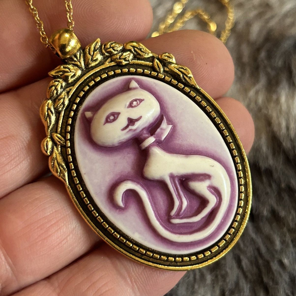 Handmade Handcrafted lilac sitting pretty kitty cat cameo necklace Size ONE SIZE - 1 Thumbnail