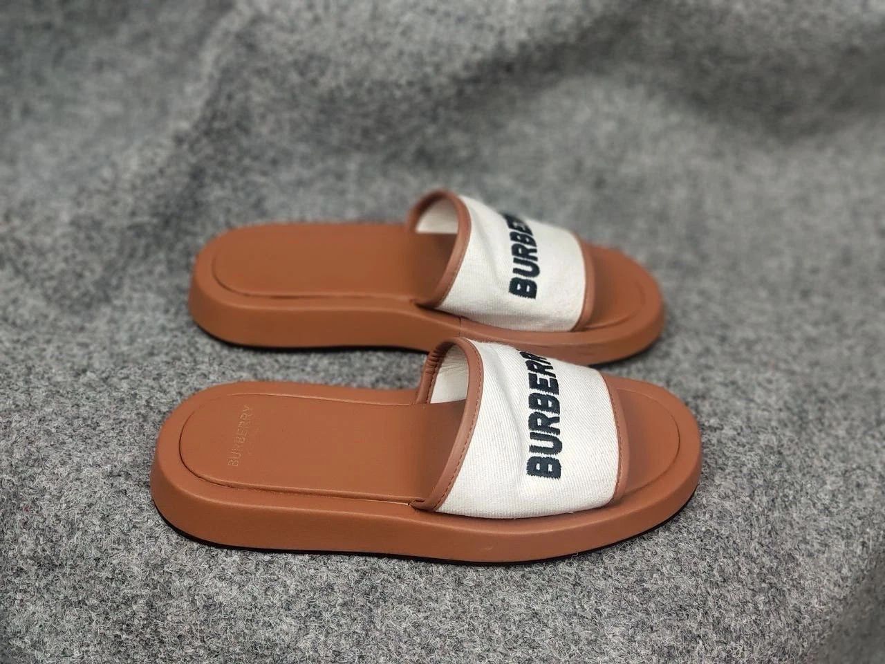 Burberry Burberry Buckingham Brown Logo Slides in Canvas & Leather Size US 9 / IT 39 - 6 Thumbnail