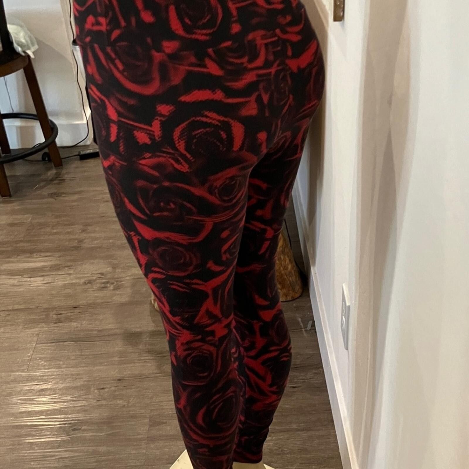 Other NWT No Boundaries Red & Black Rose Print Leggings Size 28" / US 6 / IT 42 - 6 Thumbnail