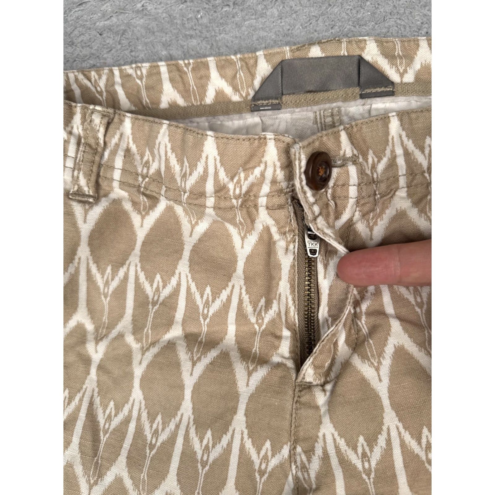 The North Face VINTAGE? No. Wait: The North Face Shorts Womens 8 Beige Geometric Chino Stretch Hiking Casual 30x5 Size 30" / US 8 / IT 44 - 6 Thumbnail