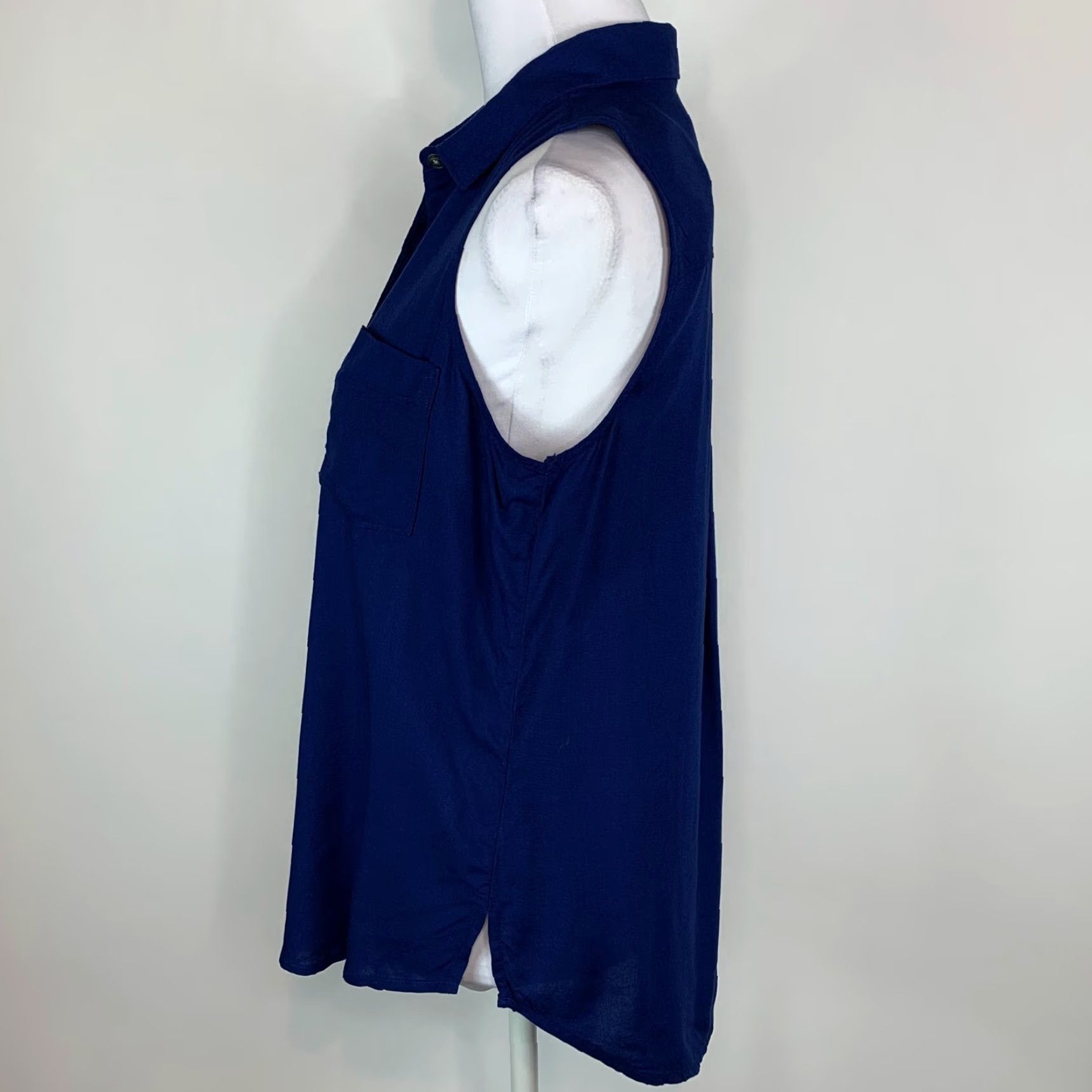 Vintage SO So Perfect Shirt Womens M Button-Up Sleeveless Dark Blue Relaxed 100% Rayon Size M / US 6-8 / IT 42-44 - 6 Thumbnail