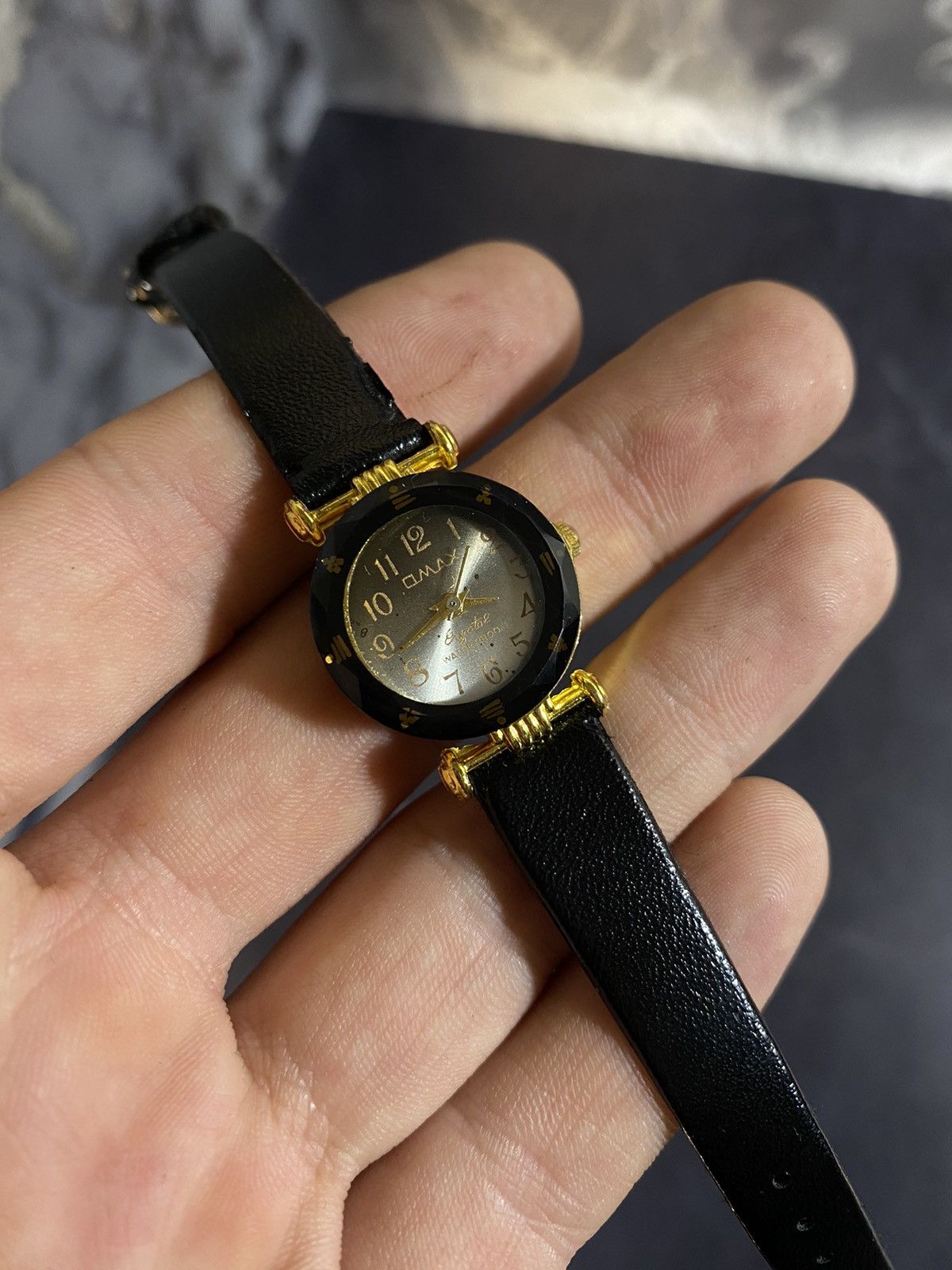 Jewelry Classic Light Dial Watch with Gold Accents Japanese Brand Size ONE SIZE - 7 Thumbnail