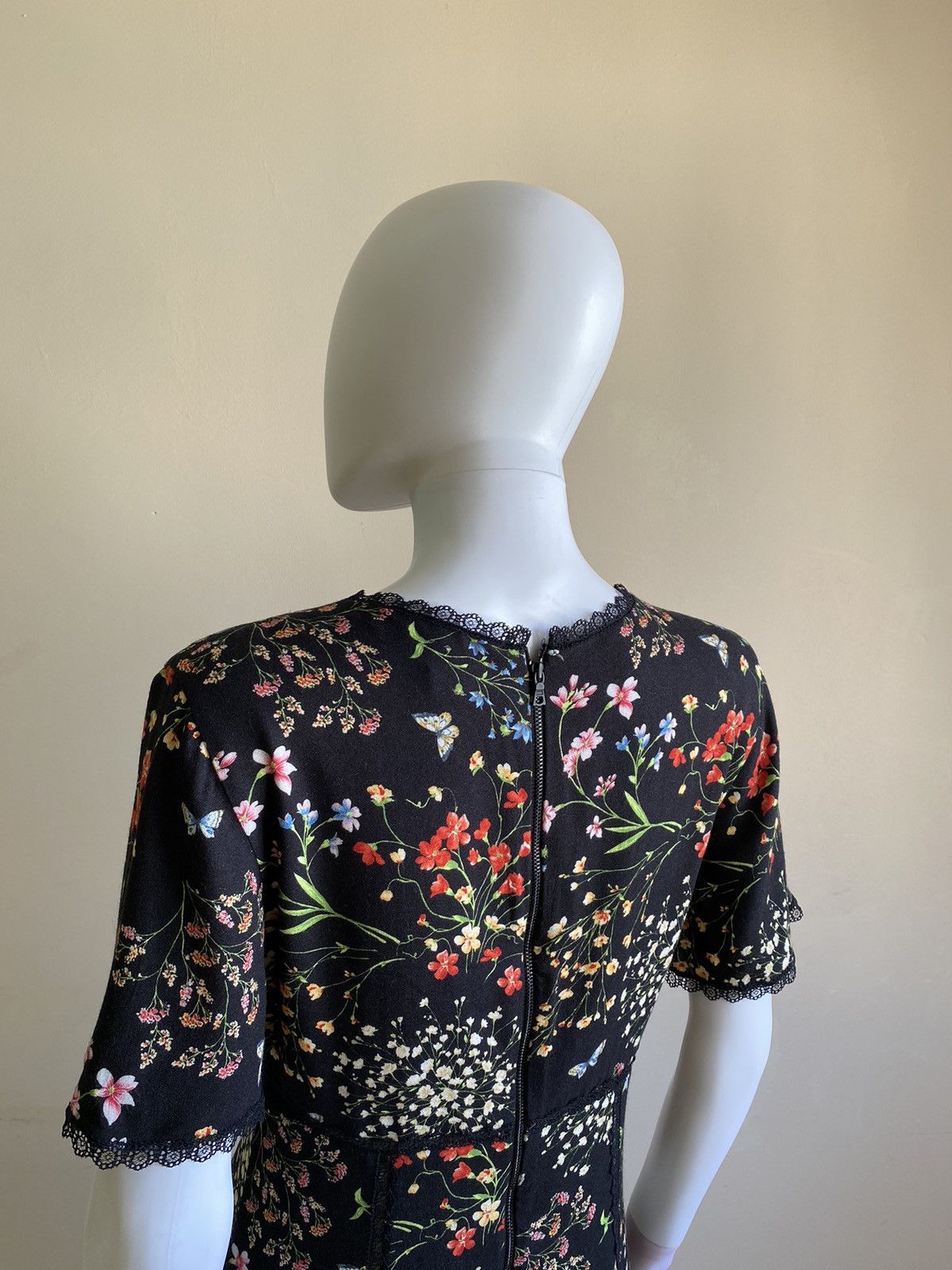 Alice + Olivia Alice + Olivia Black Floral Short Sleeve V-Neck Mini Dress Size S / US 4 / IT 40 - 10 Thumbnail
