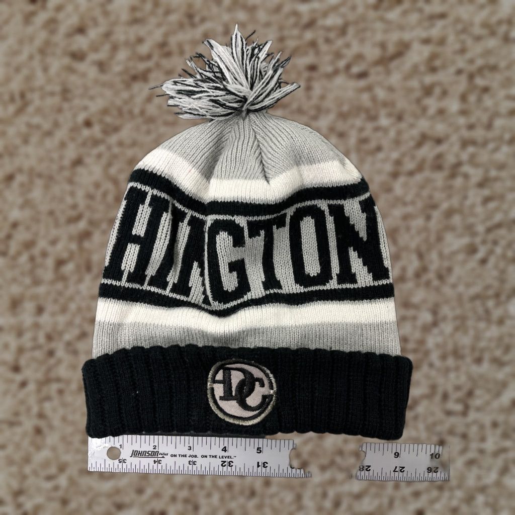 Vintage Washington DC Beanie Toque Adults One Size Gray Black Pom Knit 100% Acrylic Knit Hat Mens Womens Unbranded Size ONE SIZE - 1 Thumbnail