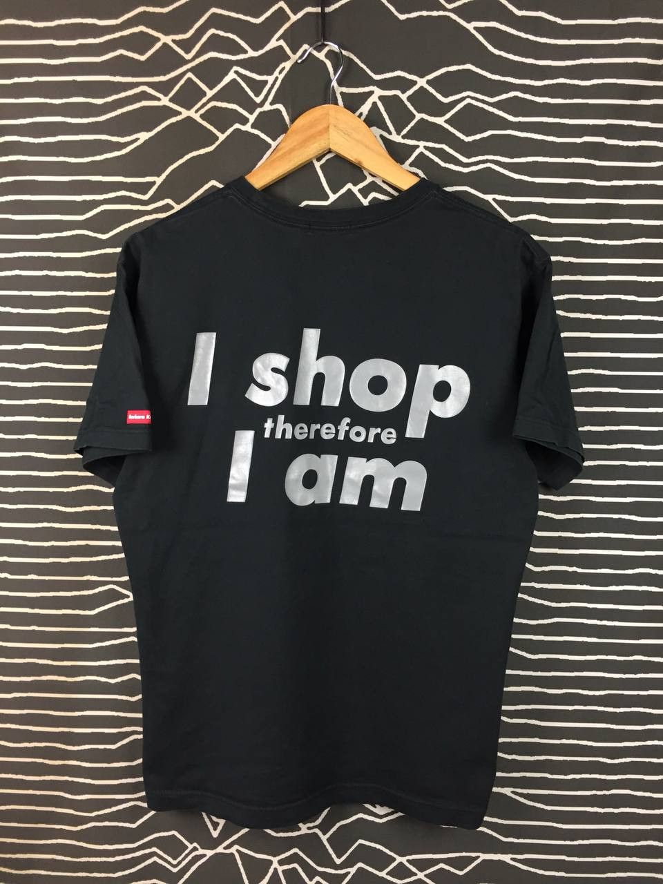 Barbara Kruger Uniqlo Barbara Kruger "I Shop Therefore I am" Art Tee Size US L / EU 52-54 / 3 - 5 Thumbnail
