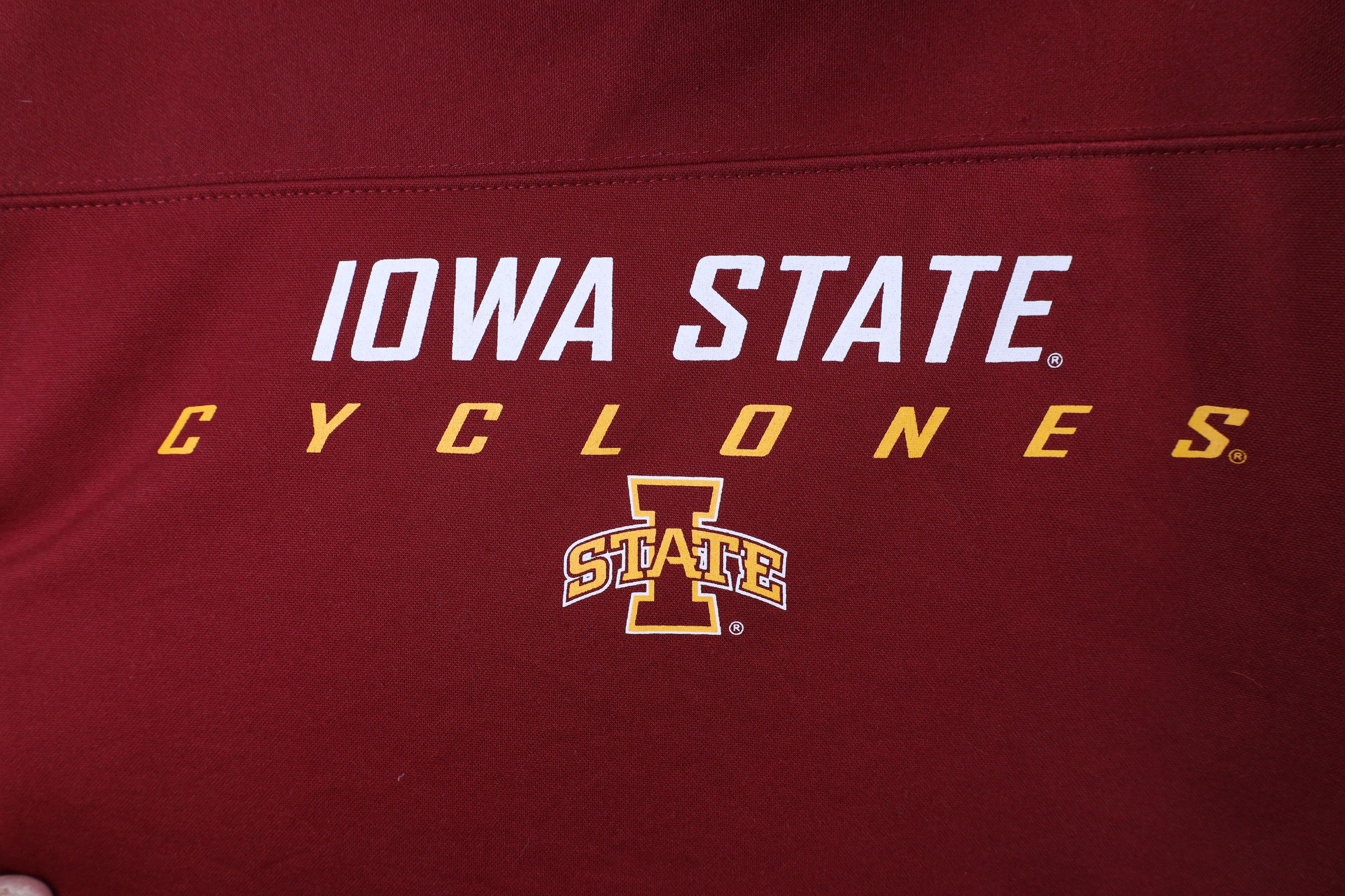 Vintage Vintage Spell Out Iowa State University Hoodie Sweatshirt Size US M / EU 48-50 / 2 - 4 Thumbnail
