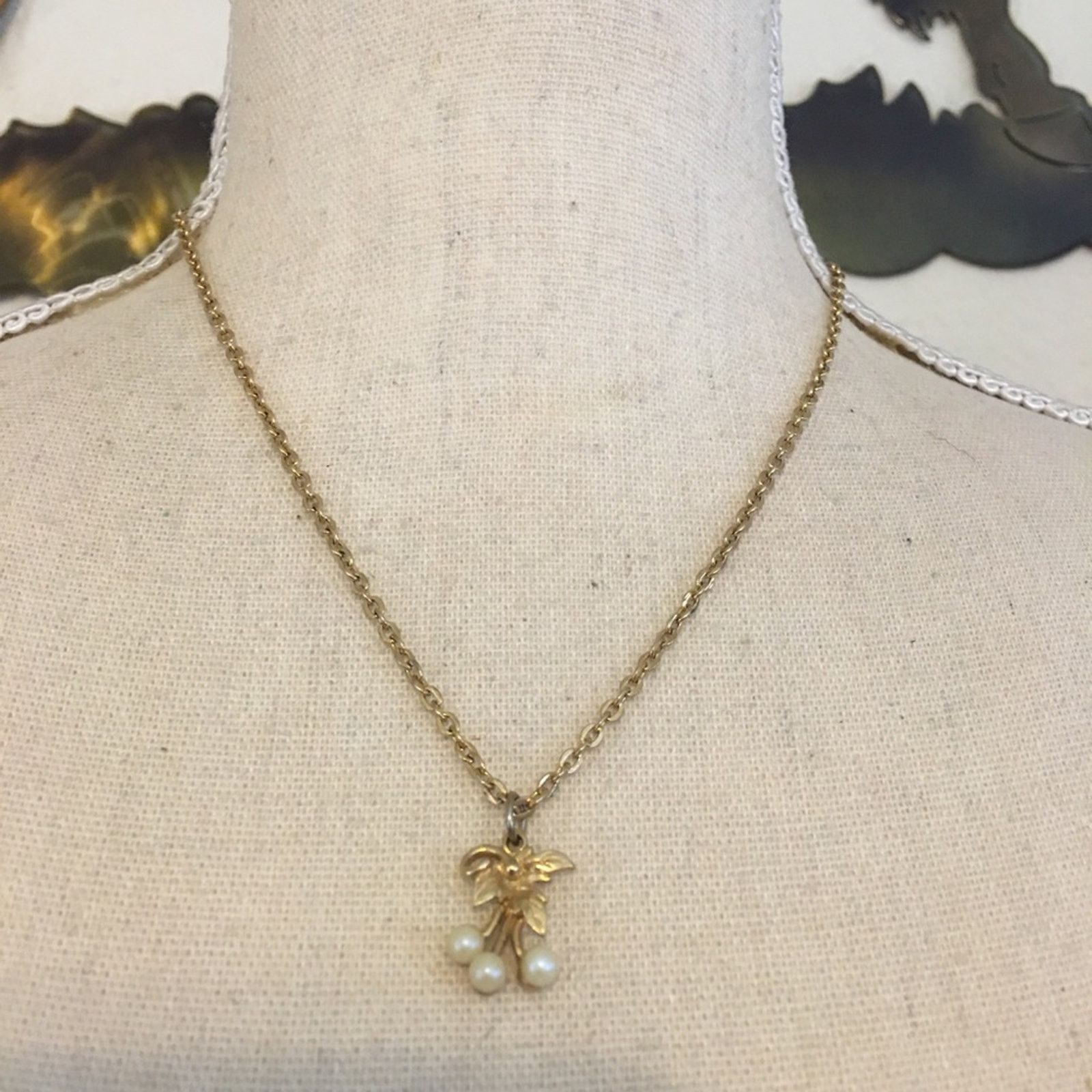 Vintage Vintage 70s gold tone leaf pendant pearl accents Size ONE SIZE - 1 Thumbnail