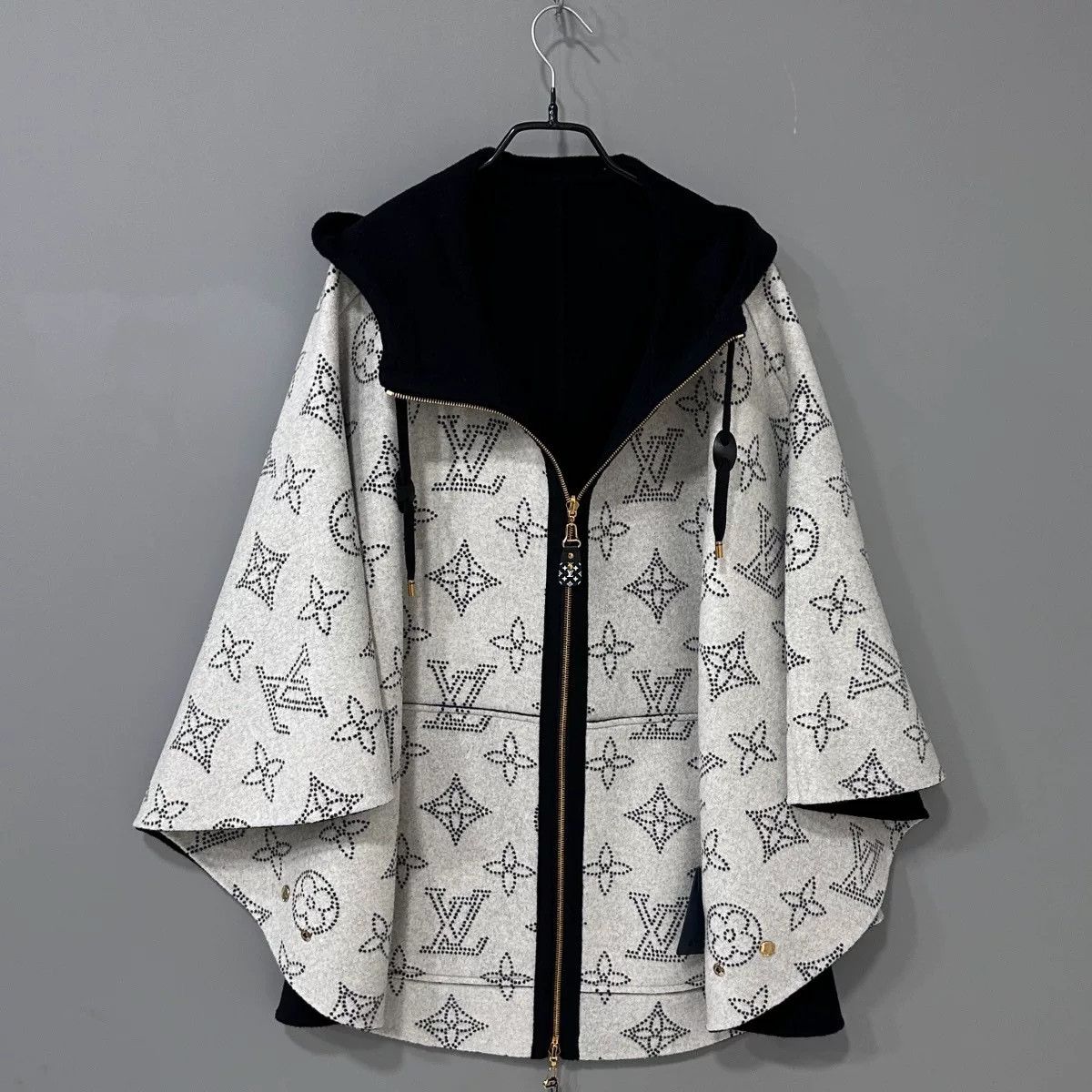 Louis Vuitton louis vuitton reversible black and white cape Size ONE SIZE - 1 Thumbnail