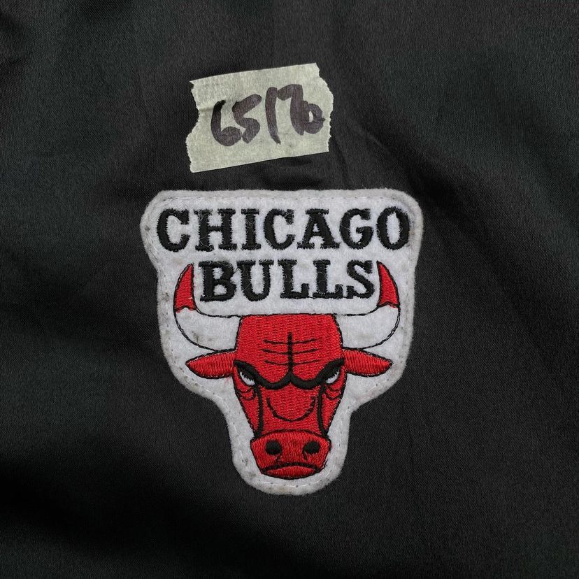 NBA CHICAGO BULLS VINTAGE JACKET RARE ITEM Size US XL / EU 56 / 4 - 2 Thumbnail