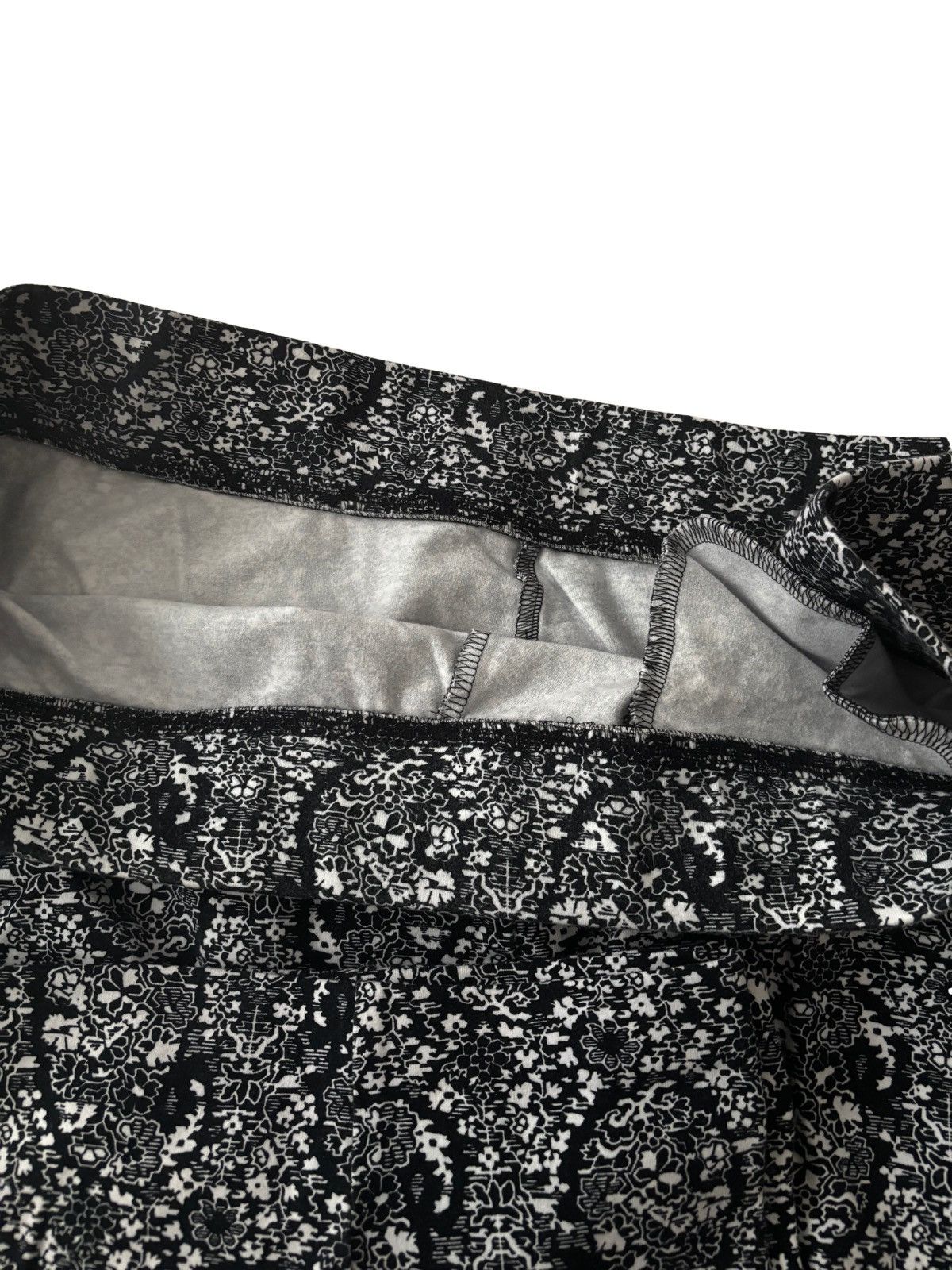 Lands' End Women’s black & white leggings.wg2021 Size 42" / US 20 - 5 Thumbnail