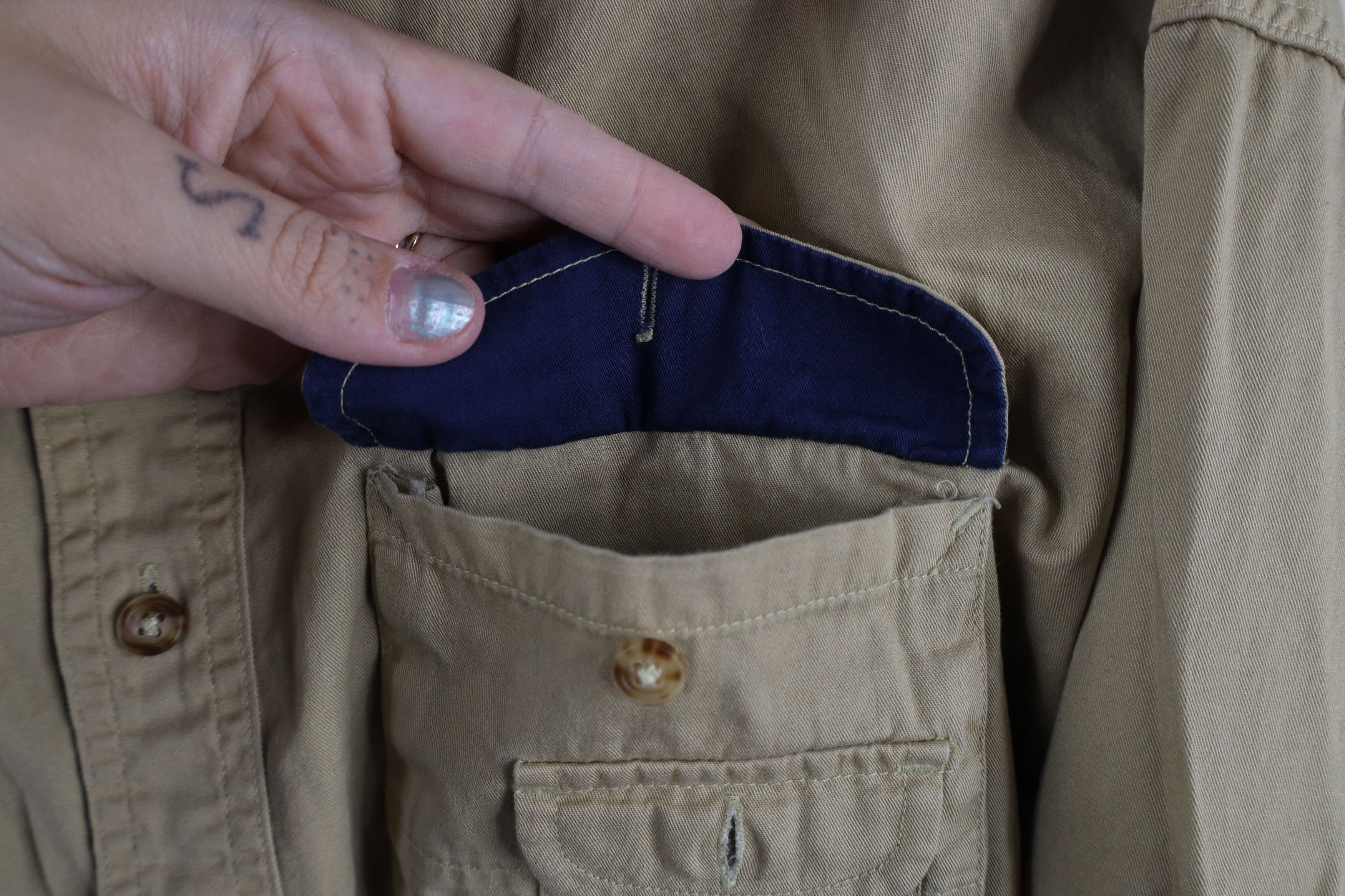 Helly Hansen × Vintage Vintage 90s Helly Hansen Spell Out Button Shirt Beige Size US M / EU 48-50 / 2 - 6 Thumbnail
