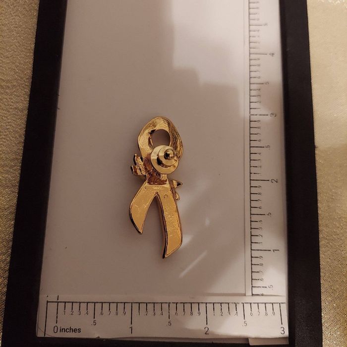 vintage-vintage-avon-pink-enamel-gold-tone-breast-cancer-ribbon-pin