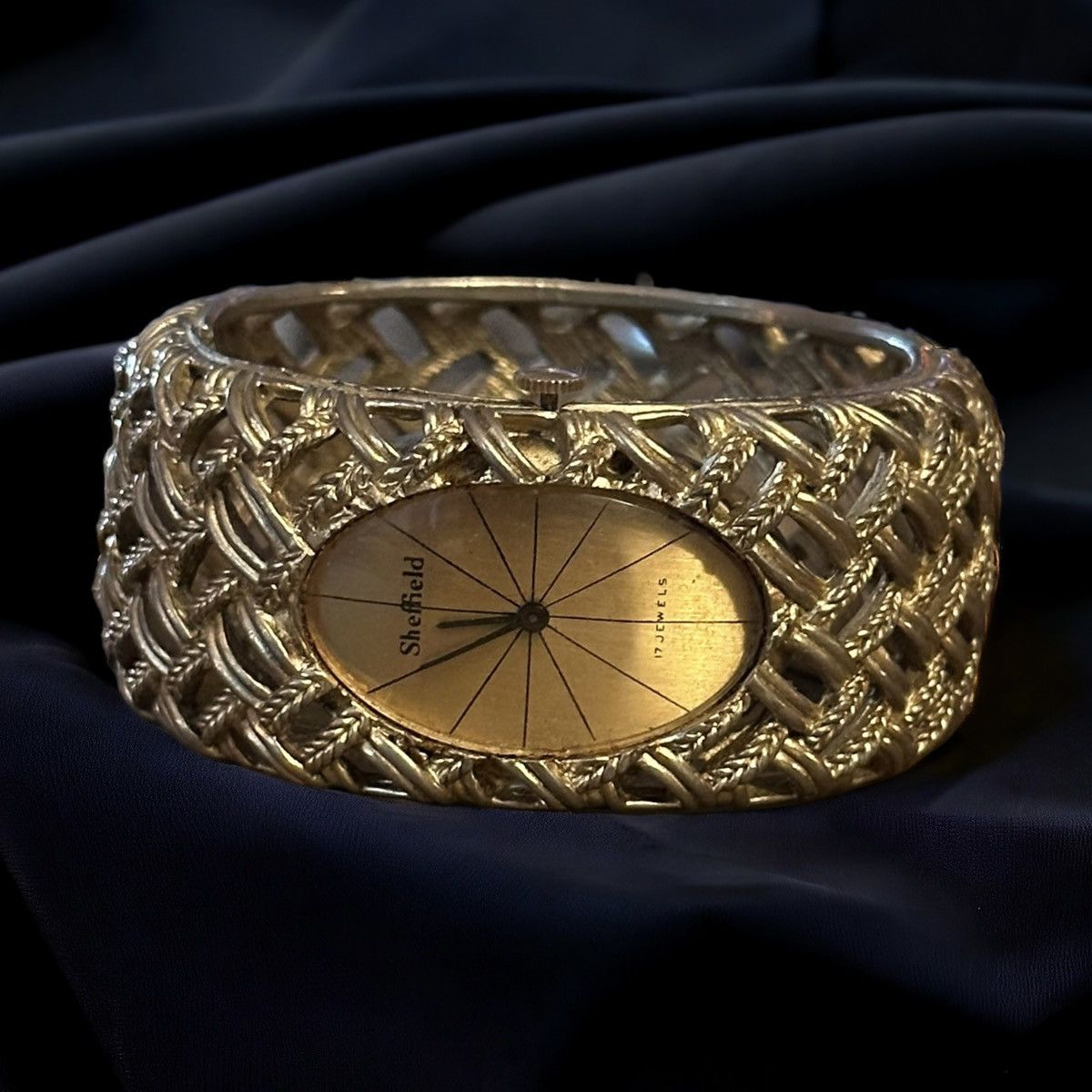 Vintage Vintage Sheffield 17 Jewels wide basketweave cuff watch Size ONE SIZE - 1 Thumbnail