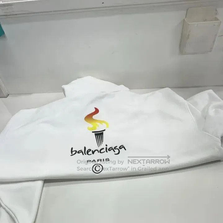 Balenciaga Balenciaga White Printed Long Sleeve Hoodie. Size US XS / EU 42 / 0 - 8 Thumbnail