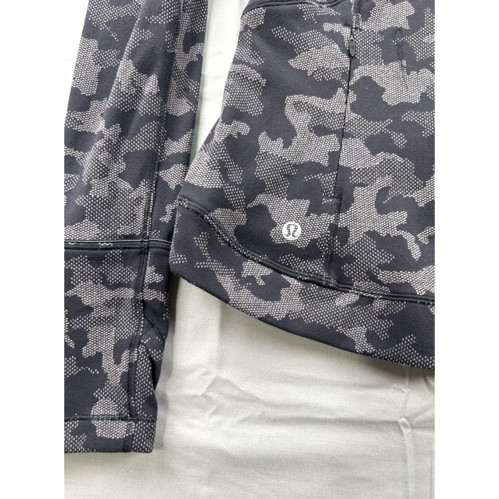 Lululemon Lululemon Womens 4 Camouflage Long Sleeve Pullover Crew Neck Gym & Training Activewear Shirt Size S / US 4 / IT 40 - 5 Thumbnail