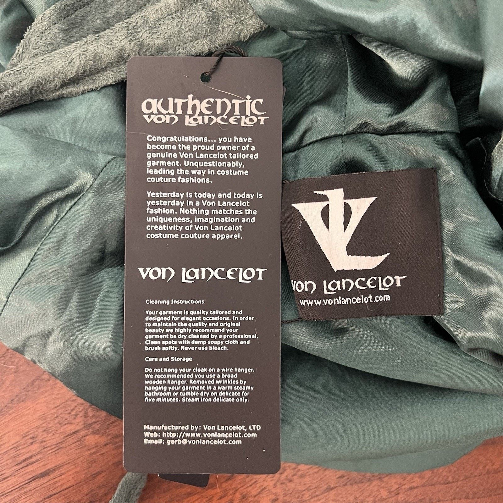 Other NWT Von Lancelot Velvet Hooded Cloak Renaissance Cosplay Size US L / EU 52-54 / 3 - 6 Thumbnail