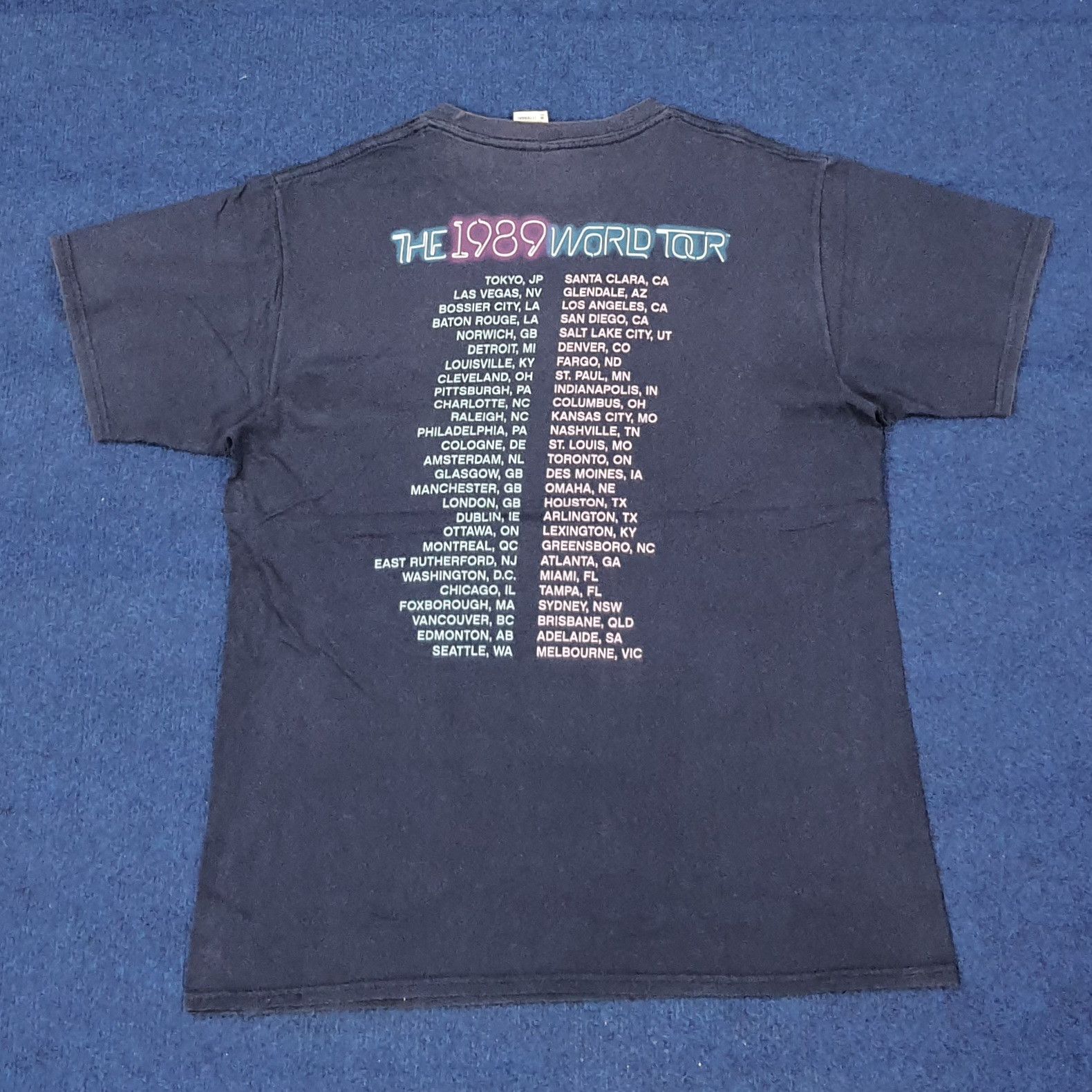 Band Tees Vintage Taylor Swift The 1989 World Tour Tshirt C223N66 Size US M / EU 48-50 / 2 - 3 Thumbnail