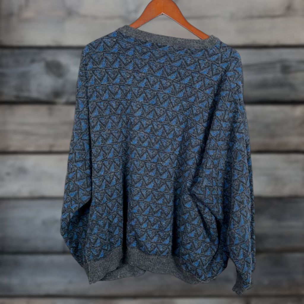 Vintage VINTAGE Linea Uomo Sweater Men Big 2X Blue Gray Geometric Wool Knit Italy Made Crew Neck Long Sleeve Pullover Casual 90s Dad Style Size US XXL / EU 58 / 5 - 1 Thumbnail