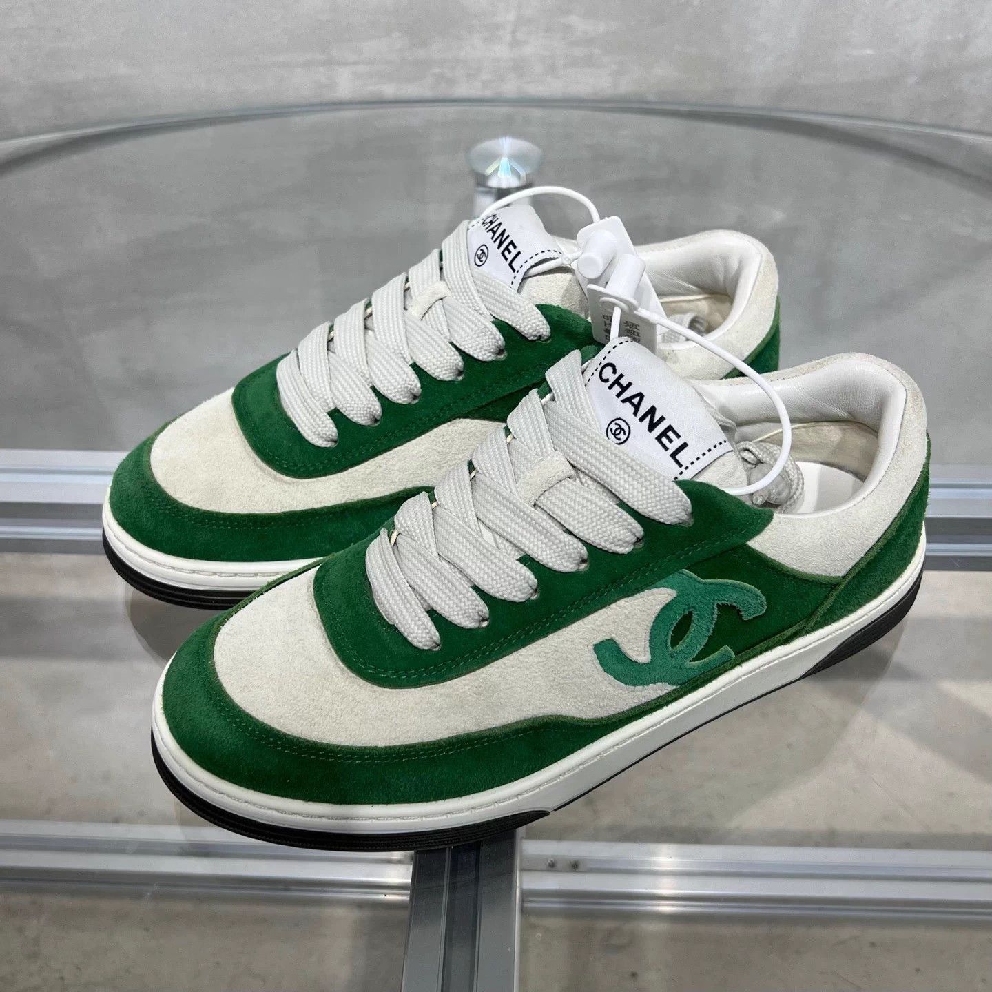 Chanel Chanel 23P White Green Suede Sneakers EU35 Size US 4 / IT 34 - 2 Thumbnail