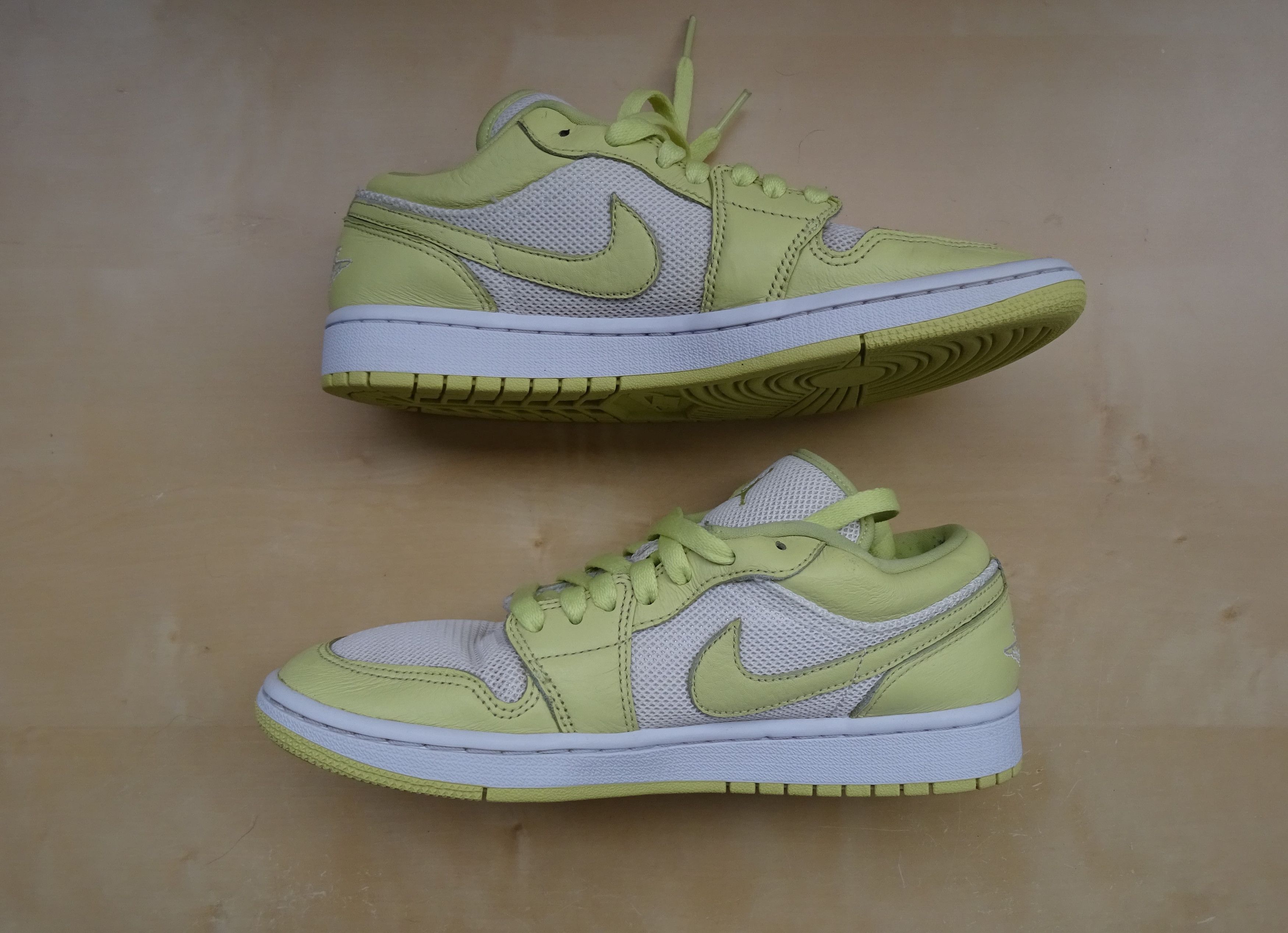 Jordan Brand Nike Air Jordan 1 Low (W) " Limelight " Sneaker Size US 7 / IT 37 - 3 Thumbnail