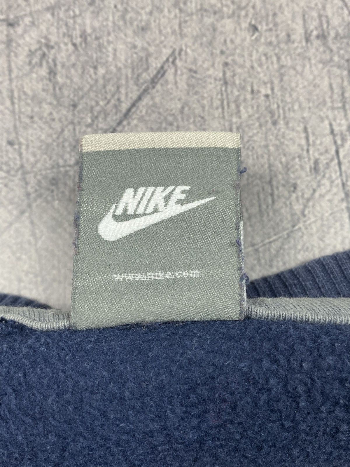 Nike Vintage Nike Swoosh Embroidered Logo Crewneck Sweatshirt Size US S / EU 44-46 / 1 - 11 Thumbnail