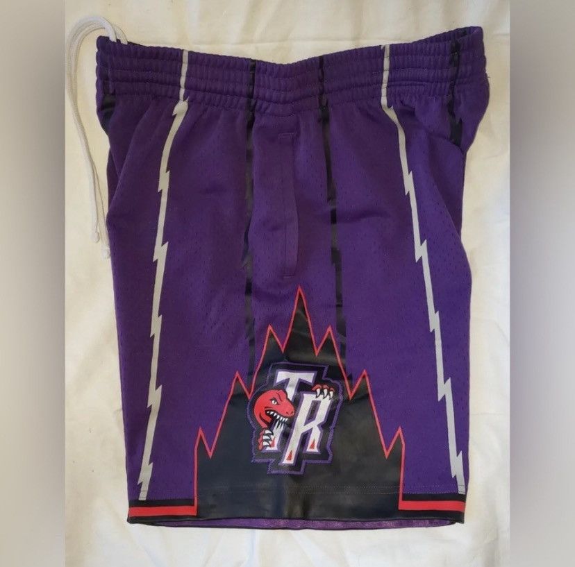 Mitchell & Ness Toronto Raptors Shorts Size US 32 / EU 48 - 1 Thumbnail