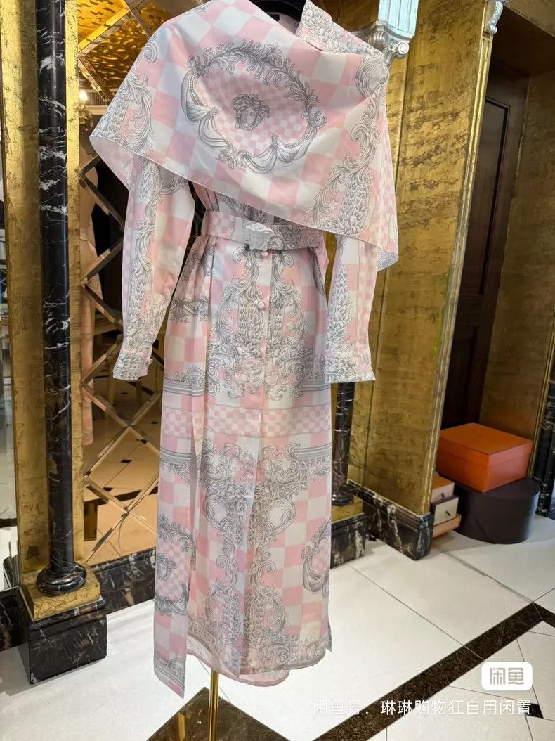 Versace Versace Shawls, scarves, small cloaks, trench coats, coats Size M / US 6-8 / IT 42-44 - 1 Thumbnail