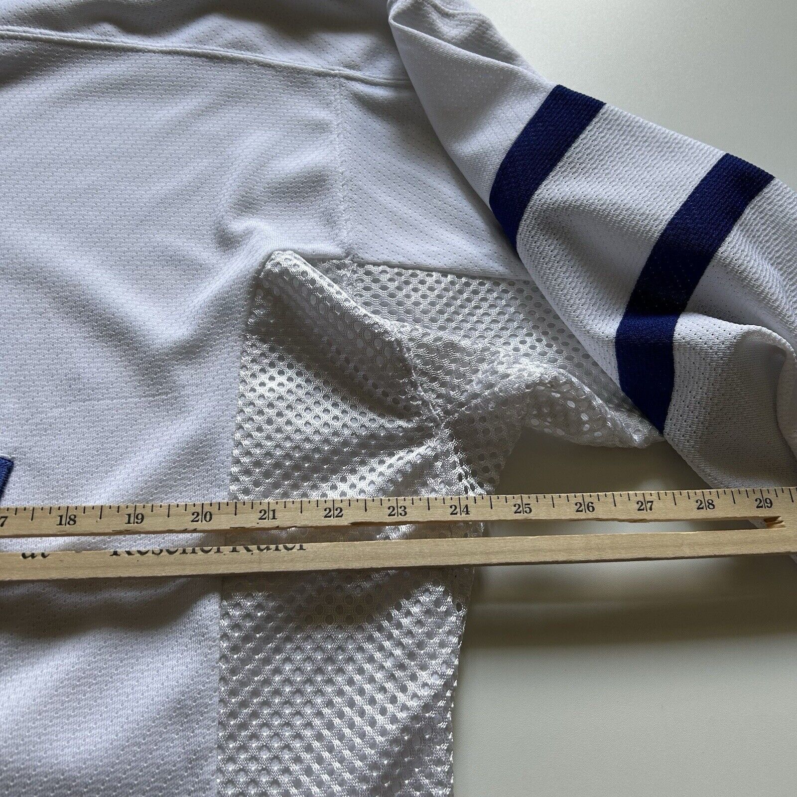 NHL Vintage Toronto Maple Leafs Embroidered CCM Hockey Jersey Size US M / EU 48-50 / 2 - 4 Thumbnail