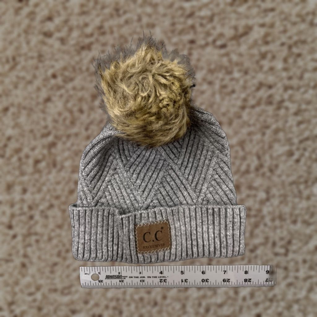 Vintage C.C Exclusive Beanie Womens One Size Gray Knit Rayon Blend Faux Fur Pom Size ONE SIZE - 1 Thumbnail