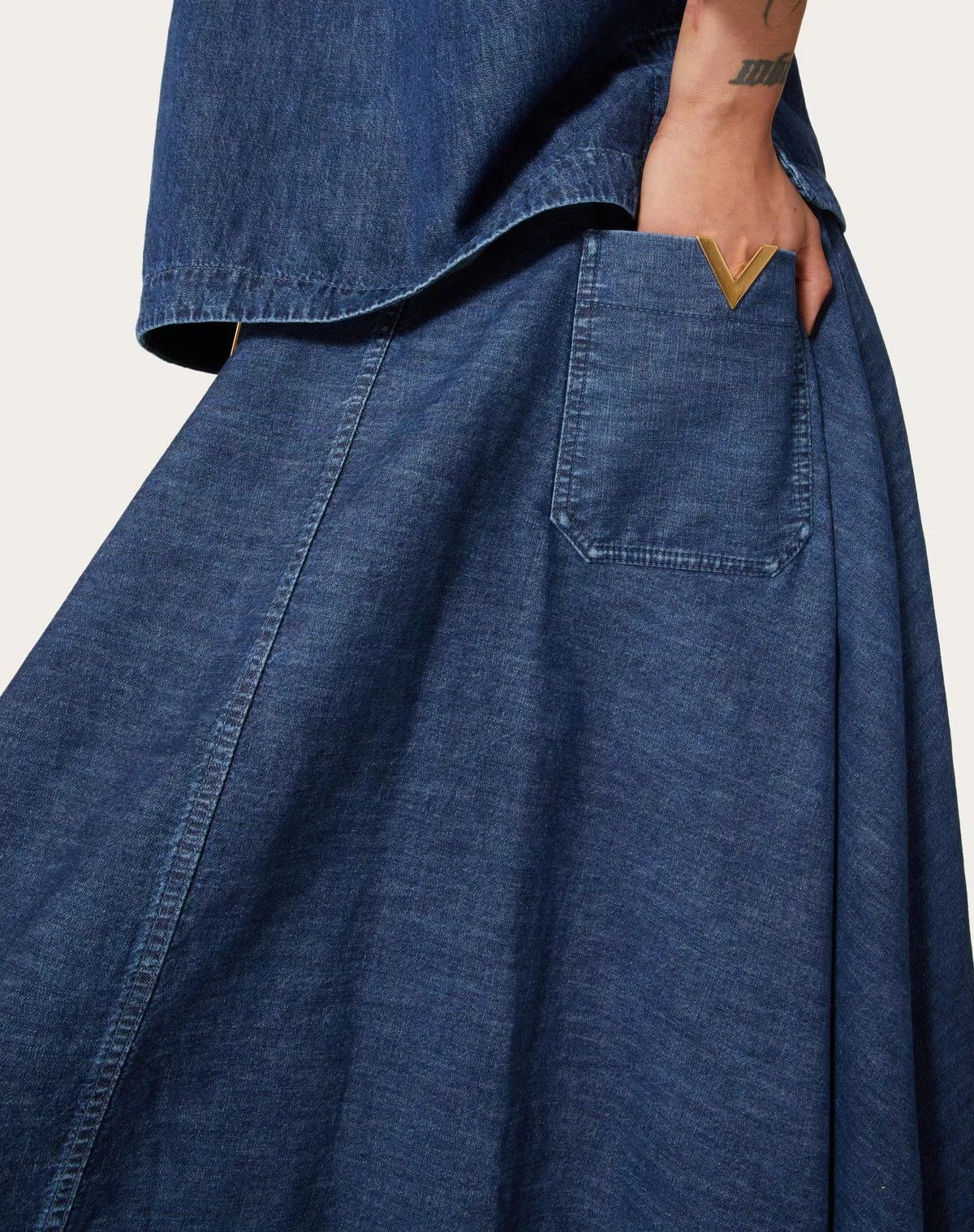 Valentino o1s1wg110625 Chambray Denim Midi Skirt in Medium Blue Size 28" / US 6 / IT 42 - 6 Thumbnail