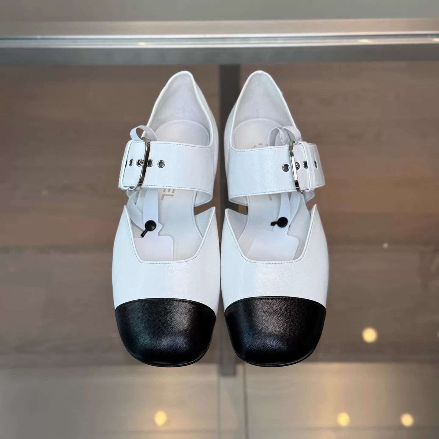 Chanel CHANEL 26P Black & White Color Block Mary Jane Shoes EU37.5 Size US 7 / IT 37 - 5 Thumbnail