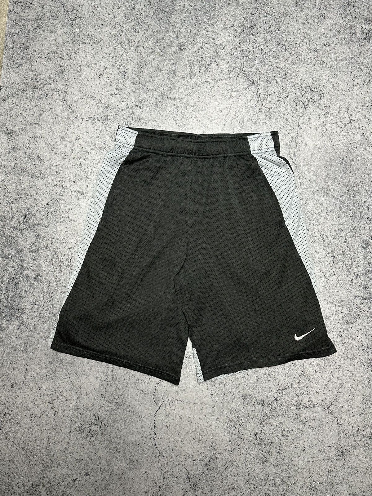 Nike Vintage Nike Basketball Shorts Size US 32 / EU 48 - 1 Thumbnail