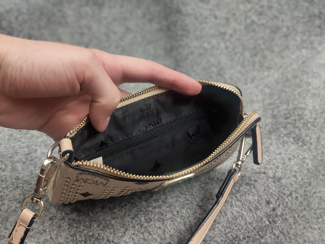 MCM MCM Authentic Vintage Small beige monogram crossbody Zip Bag Size ONE SIZE - 16 Thumbnail