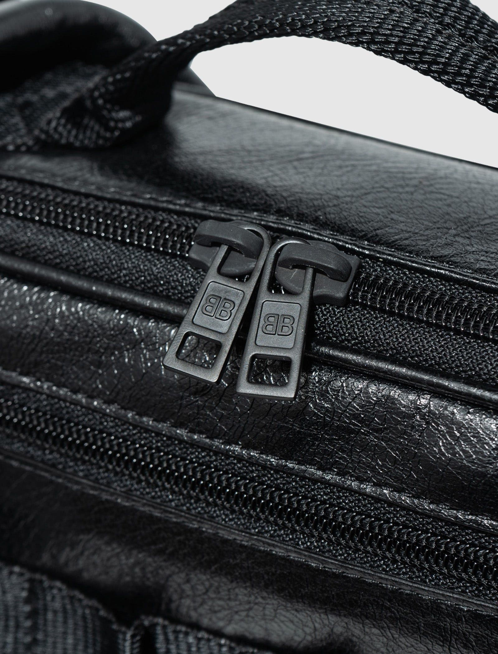 Balenciaga o1la1rc1a0226 Size: OS / Army Pouch Strap Arena Lambskin Size ONE SIZE - 2 Thumbnail