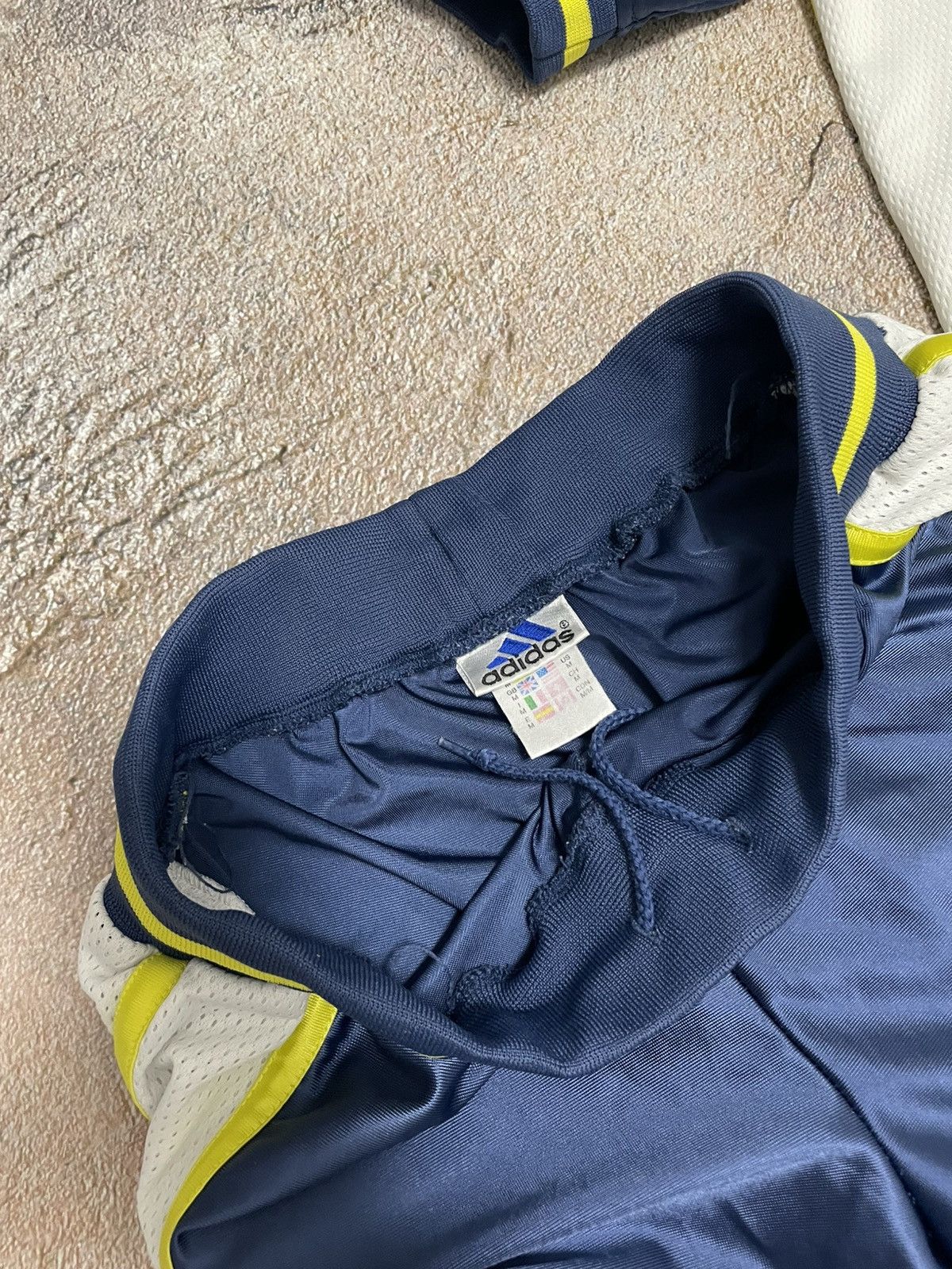 Adidas Vintage Adidas Center Logo Shorts T-Shirt Boxy Tracksuit Set Size US L / EU 52-54 / 3 - 9 Thumbnail