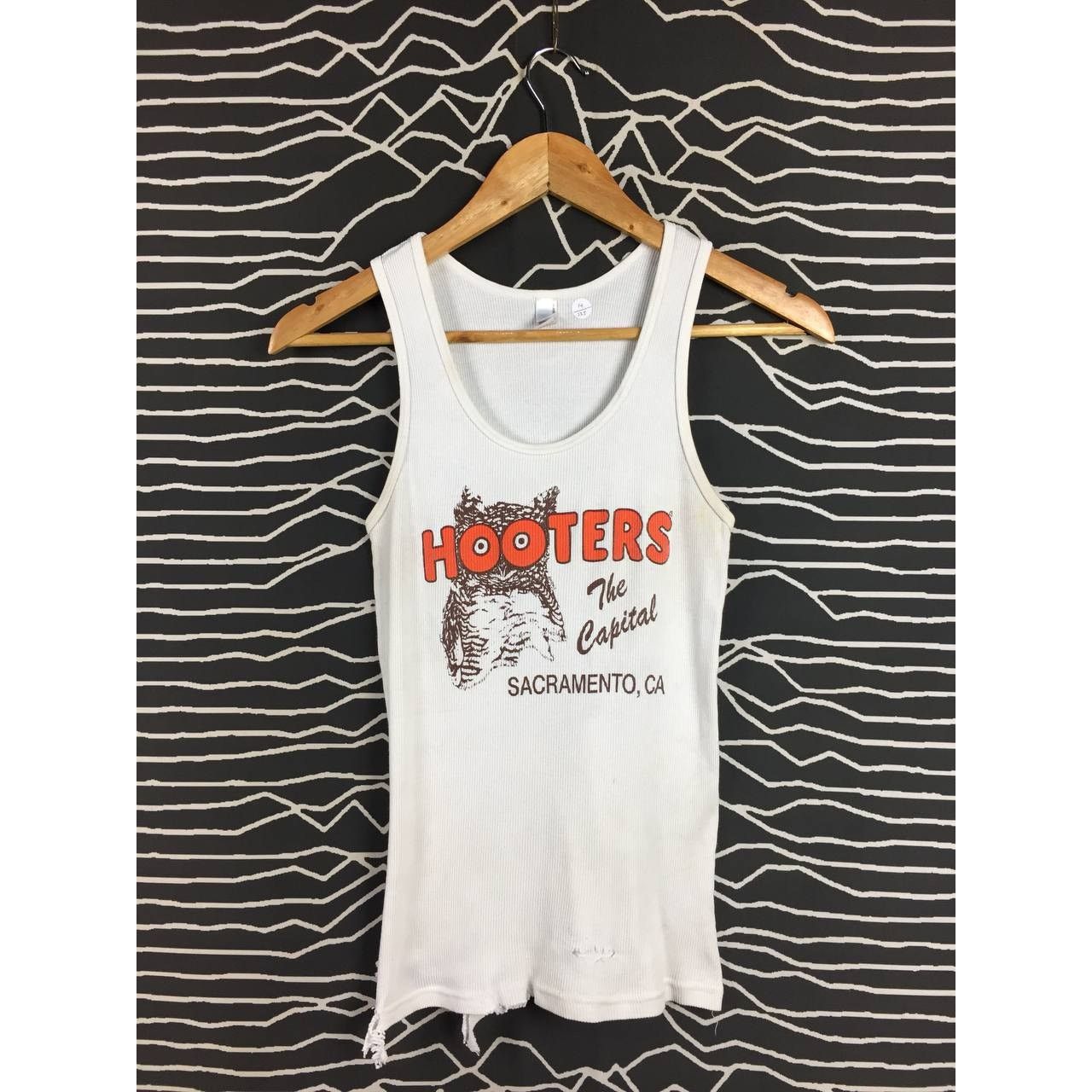 Vintage Distressed Hooters Sacramento Waitress Costume Tank Top Tee Size L / US 10 / IT 46 - 1 Thumbnail